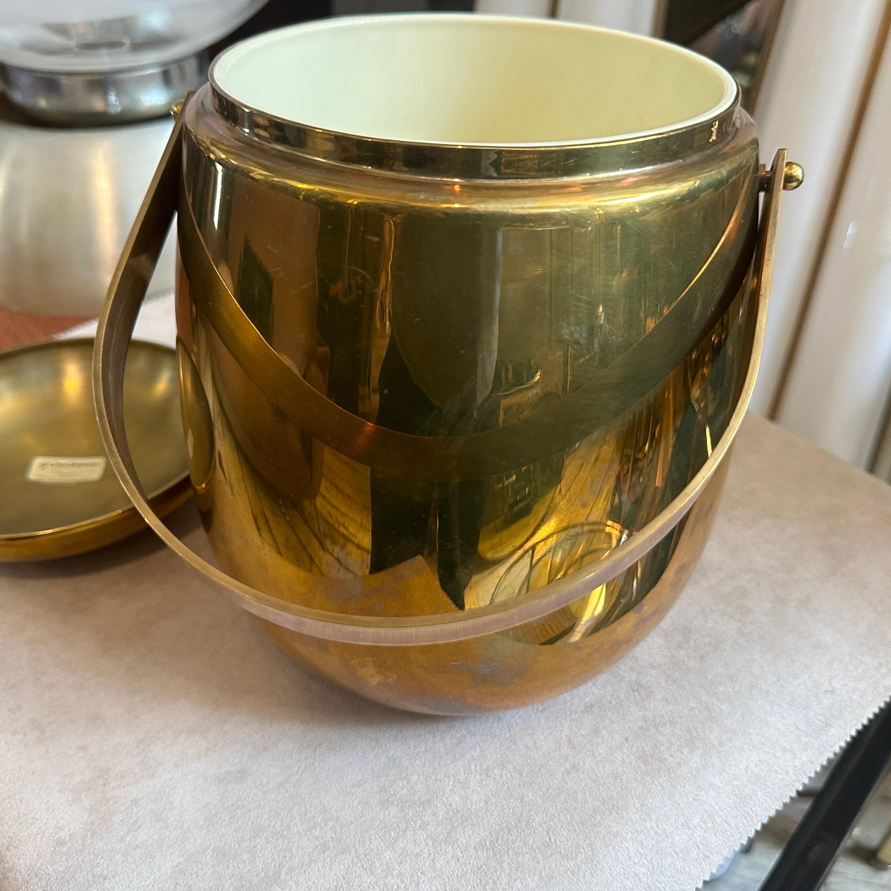 Cubitera italiana de latón macizo moderna de mediados de siglo de 1960 Latón en venta