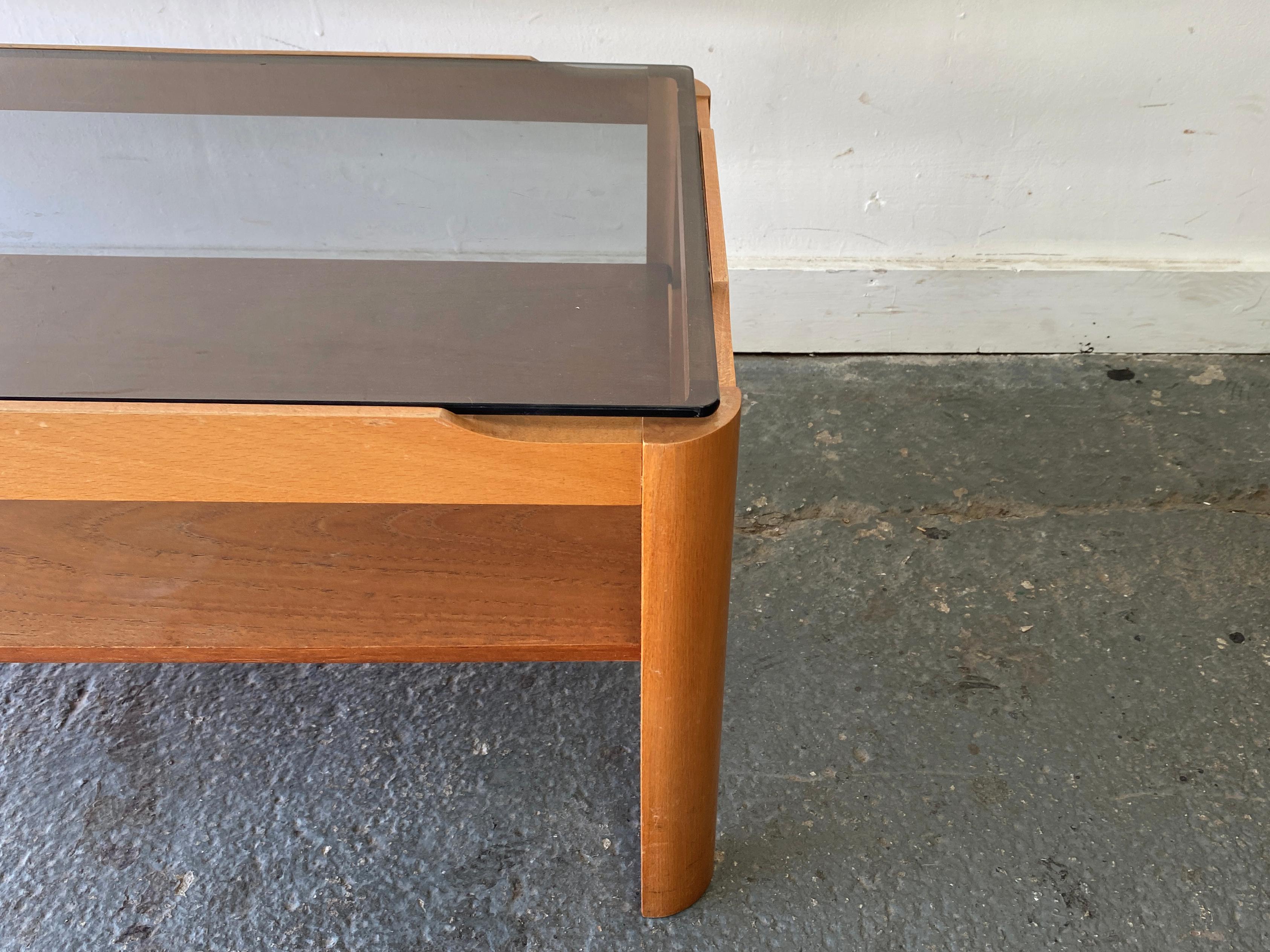 Vetro fumé Tavolino da caffè in teak massiccio del 1960 di Myers in vendita
