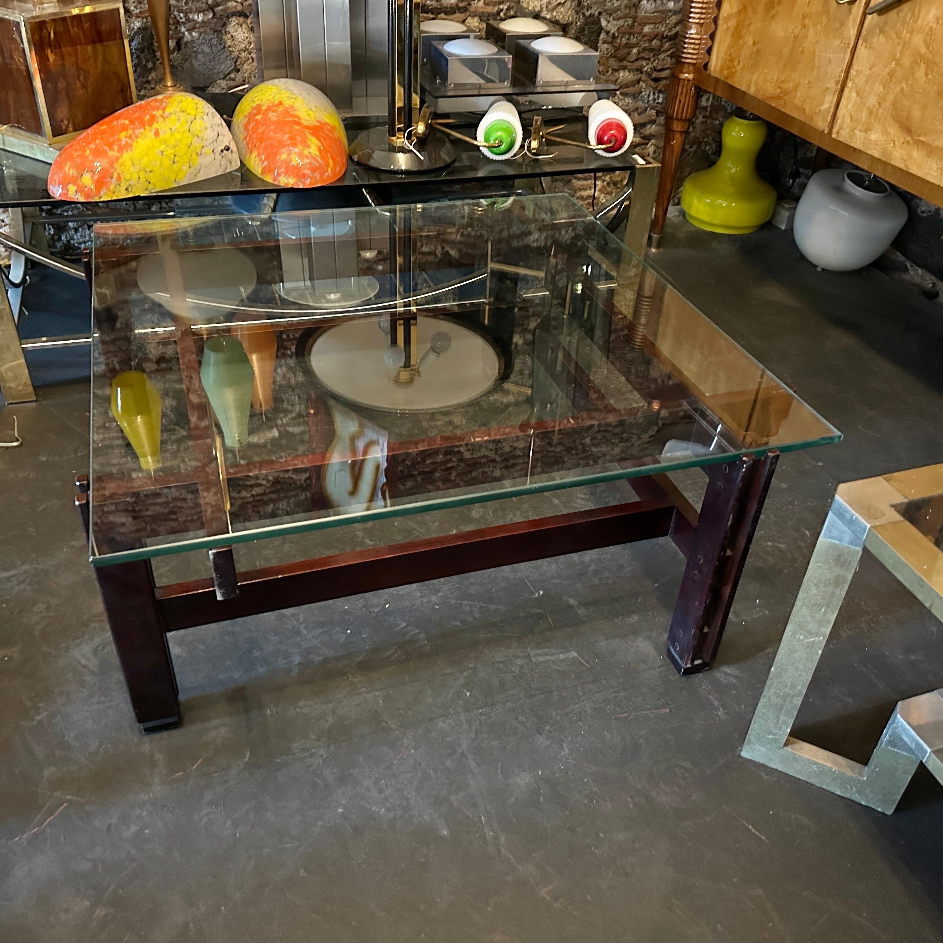 Une table basse carrée nr 751 conçue par Ico Parisi, fabriquée par Cassina, elle est labellisée cassina et présente des signes normaux d'utilisation et d'âge sur le bois et le verre. Il s'agit d'un exemple classique de mobilier moderne du milieu du