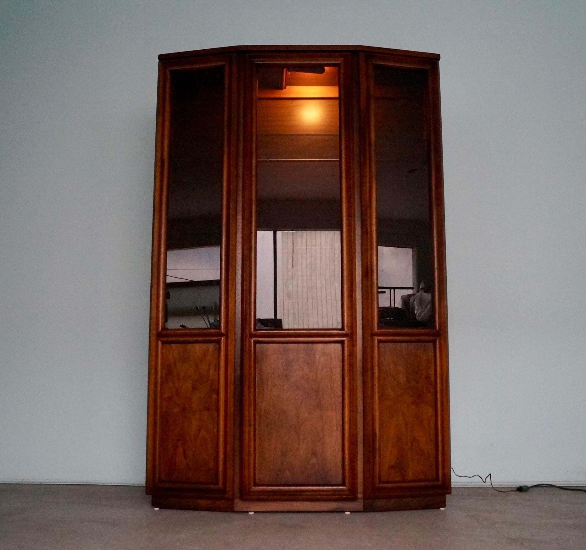 Mid-Century Modern Vitrine Stanley China Display Cabinet moderne du milieu du siècle dernier des années 1960 en vente