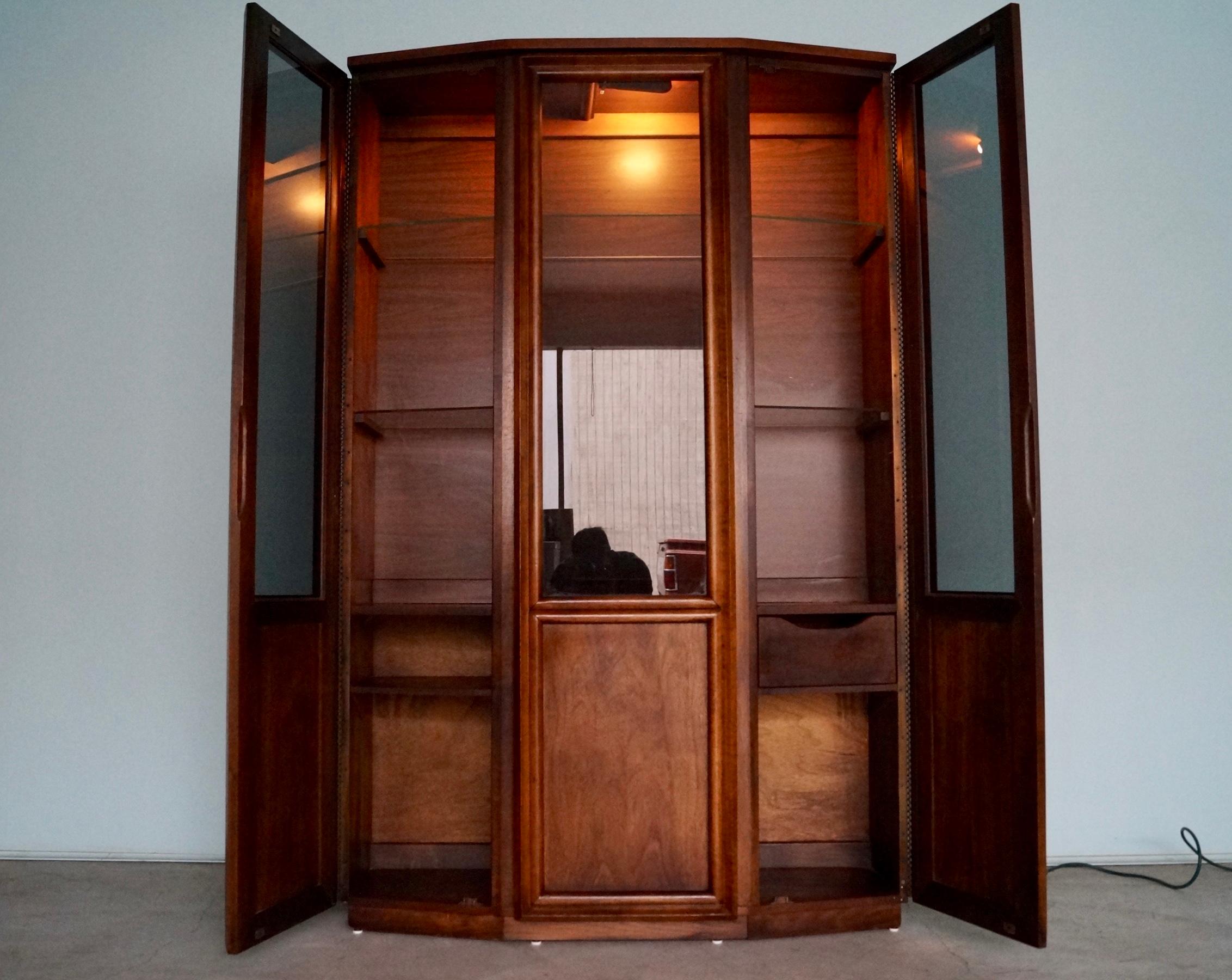 Américain Vitrine Stanley China Display Cabinet moderne du milieu du siècle dernier des années 1960 en vente