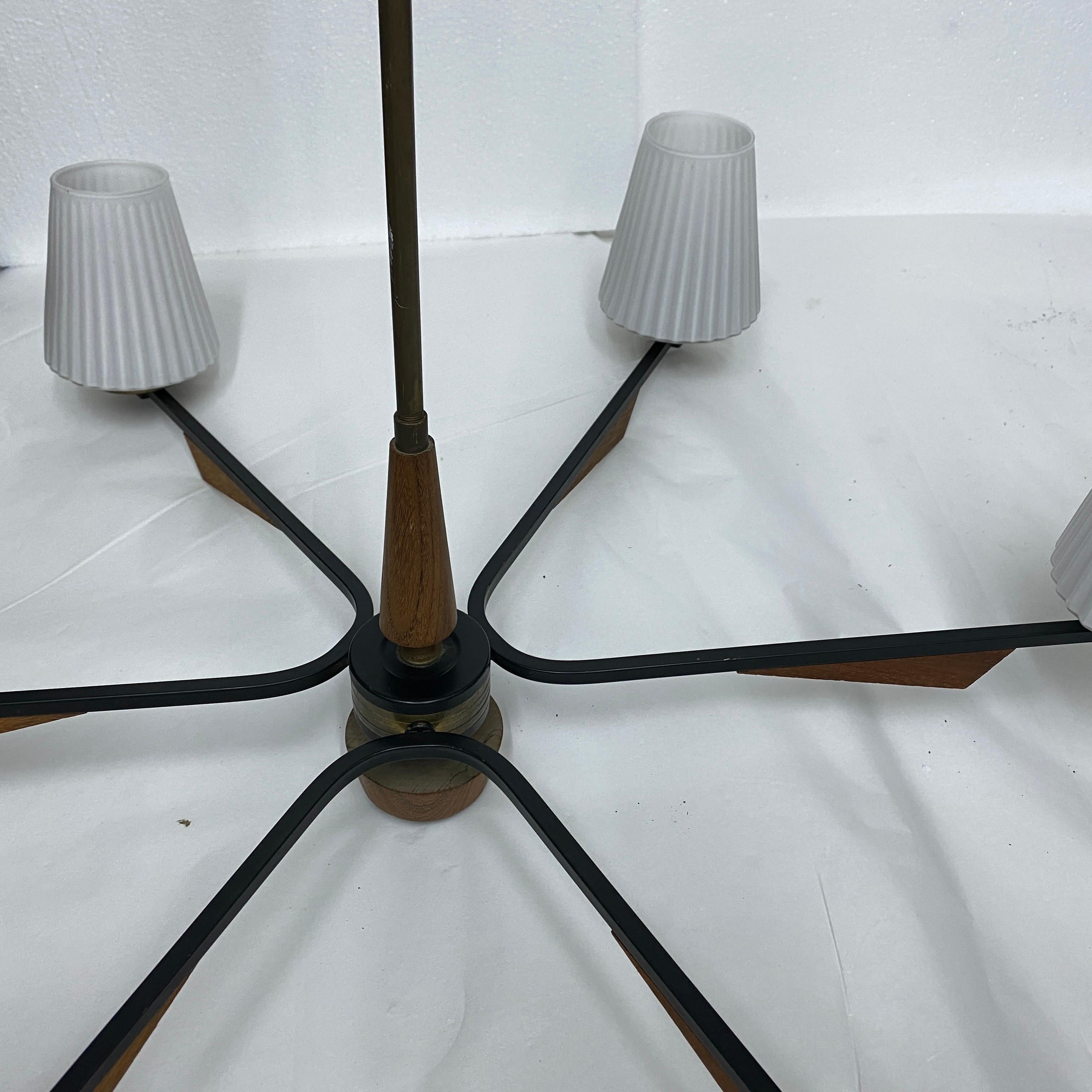 Lampadario italiano in ottone e teak in stile Stilnovo del 1960, metà secolo moderno in vendita 4