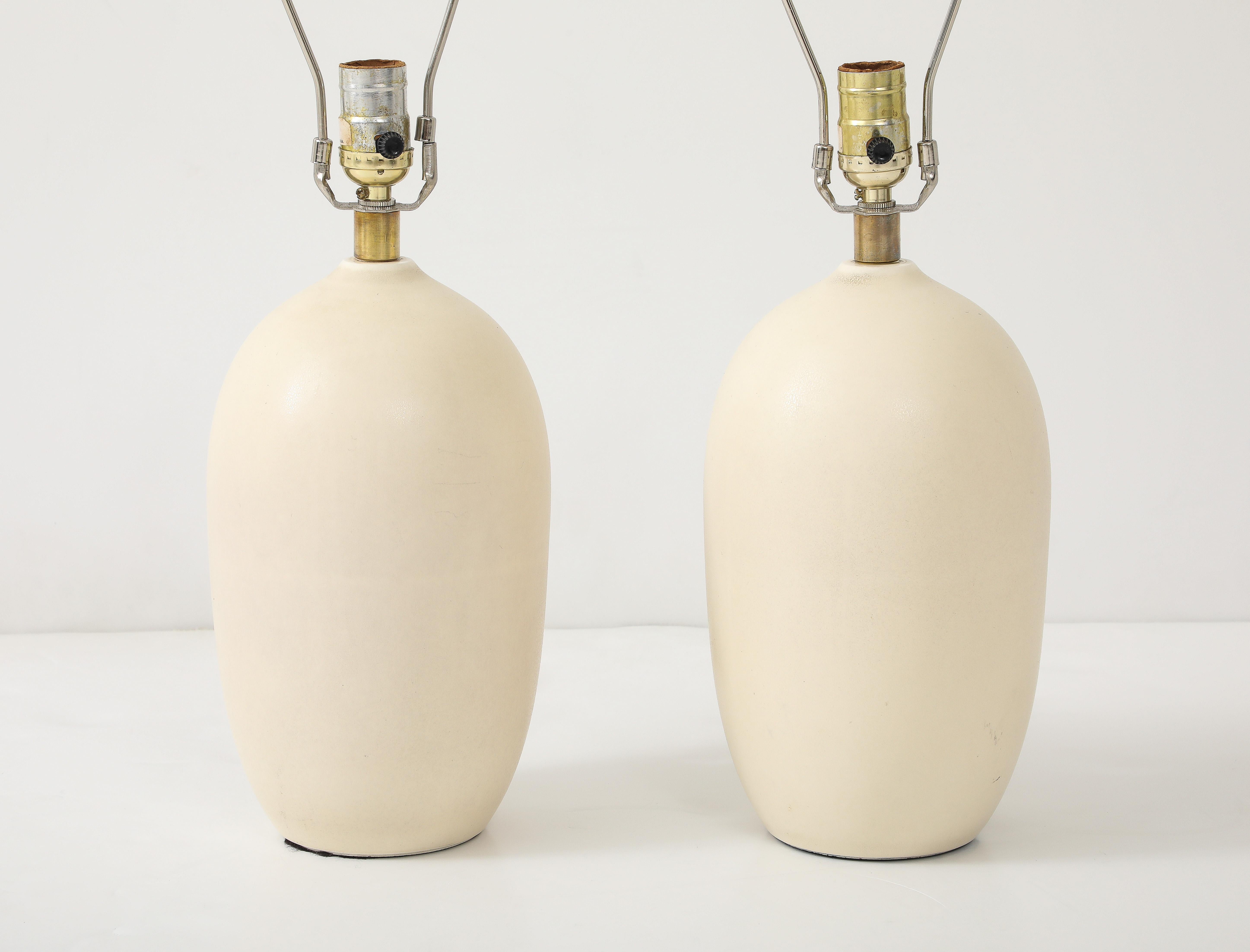 lampes de table Mid-Century Modern des années 1960 par Lotte & Gunnar Bostlund, en état original vintage avec usure mineure et patine due à l'âge et à l'utilisation, usure mineure de la poterie voir les dernières photos pour plus de détails.