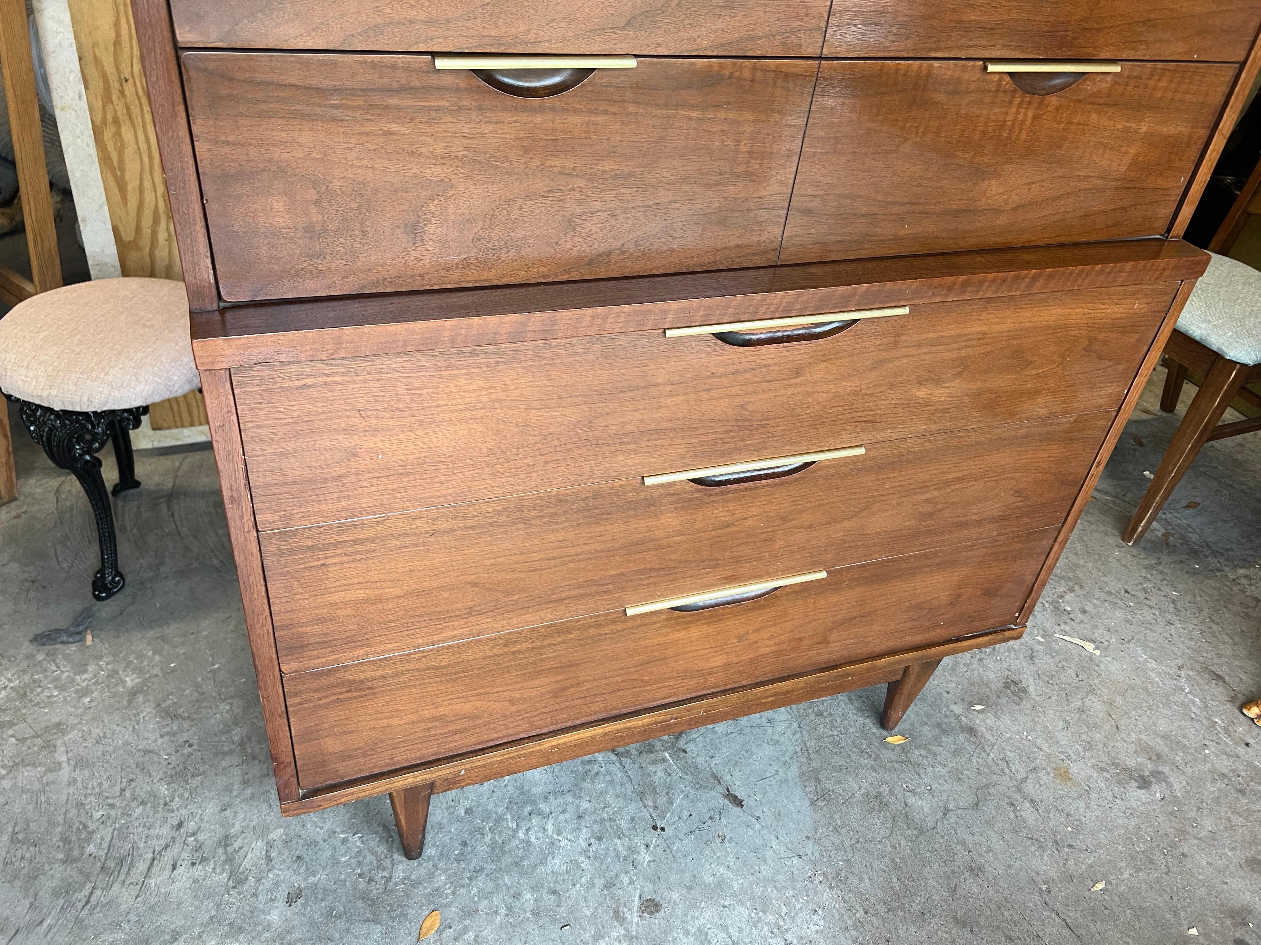 1960er Jahre Mid-Century Modern Tableau Highboy Dresser von Kent Coffey (Moderne der Mitte des Jahrhunderts) im Angebot