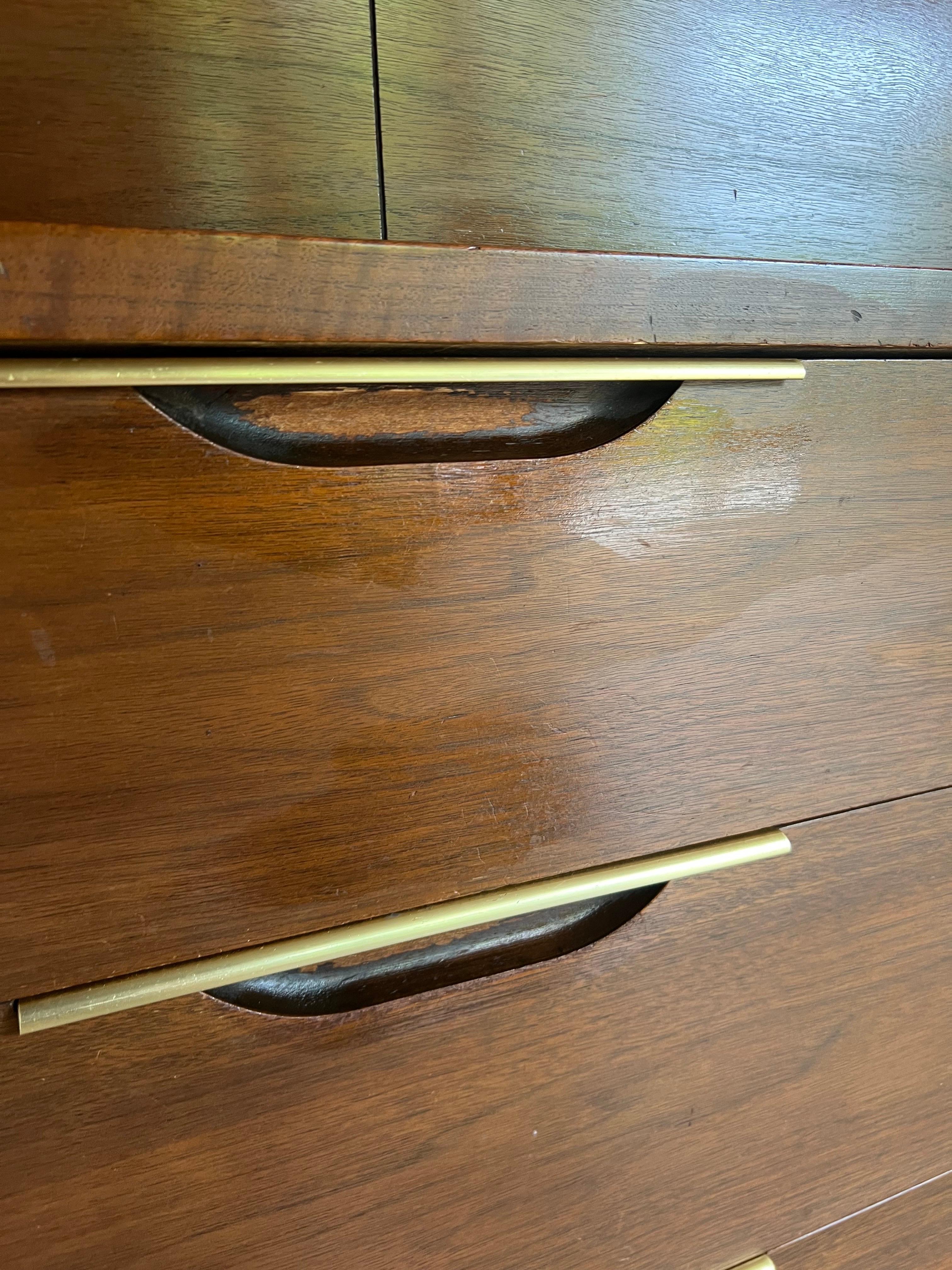 1960er Jahre Mid-Century Modern Tableau Highboy Dresser von Kent Coffey (Messing) im Angebot