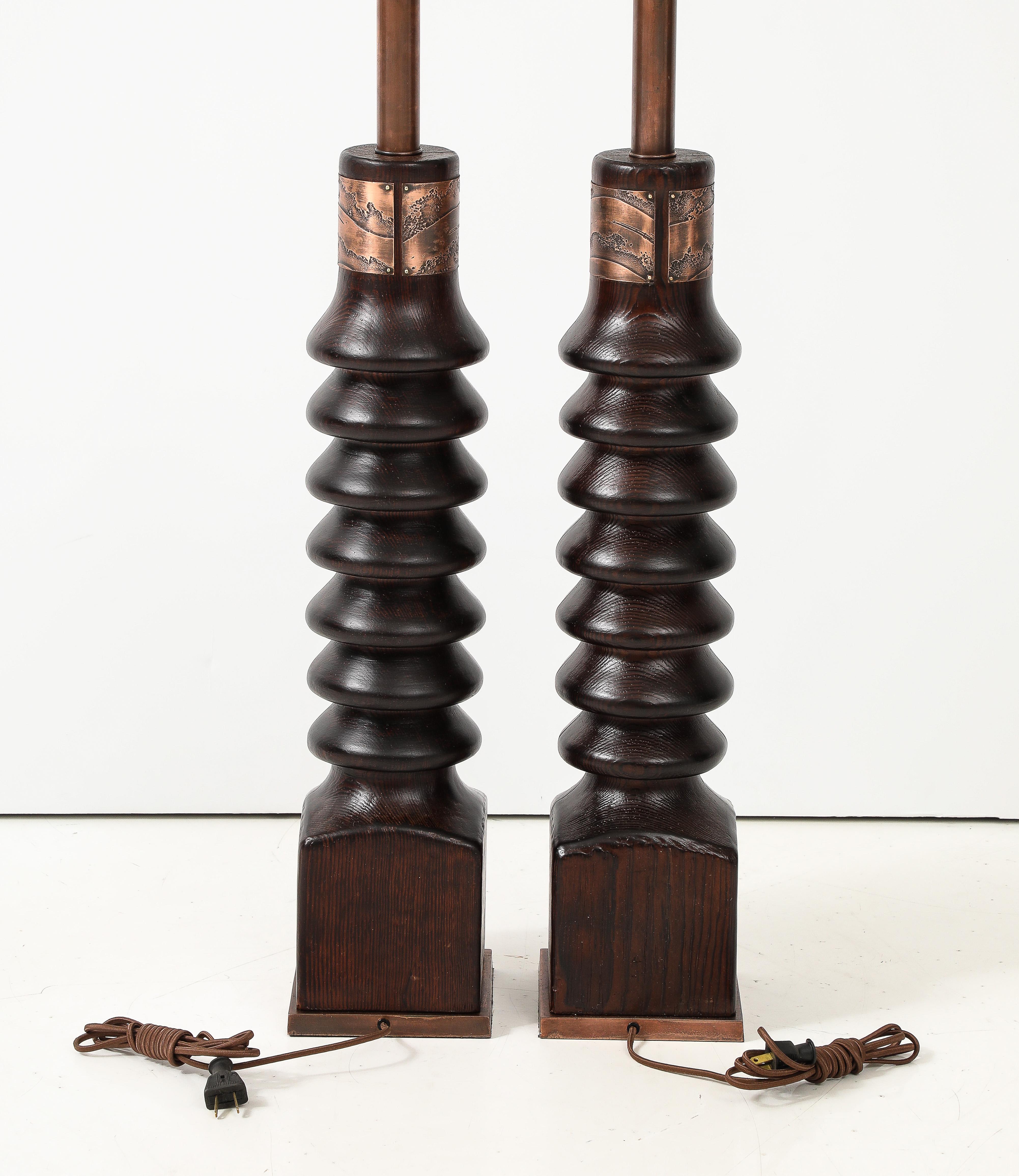 Superbe paire de lampes de table en chêne et cuivre de Laurel, datant du milieu du siècle dernier, entièrement restaurée et recâblée avec du fil de soie, avec une usure et une patine mineures dues à l'âge et à l'utilisation. 