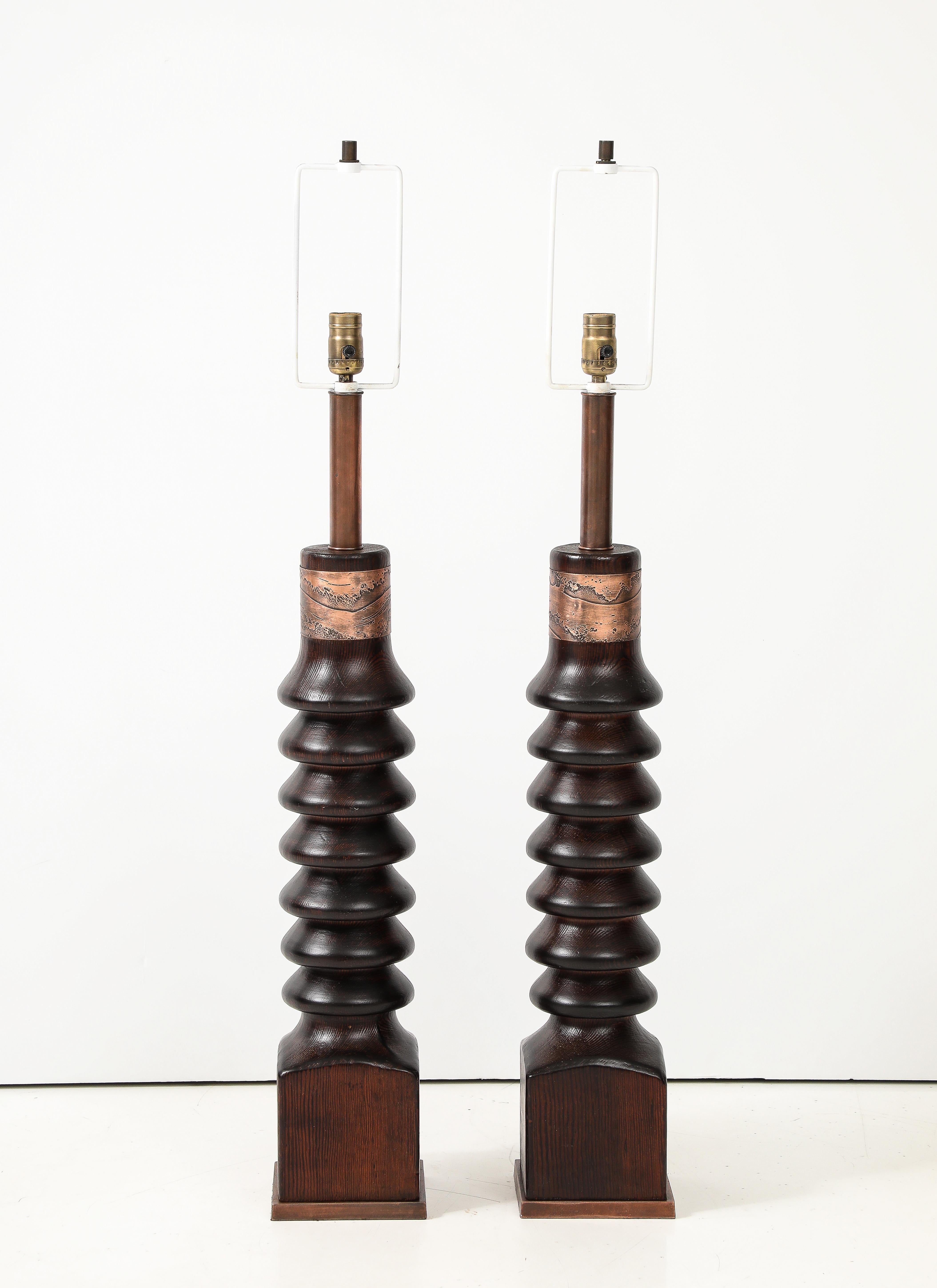 1960's Mid-Century Modern Tall Laurel Oak And Copper Table Lamps (Moderne der Mitte des Jahrhunderts) im Angebot