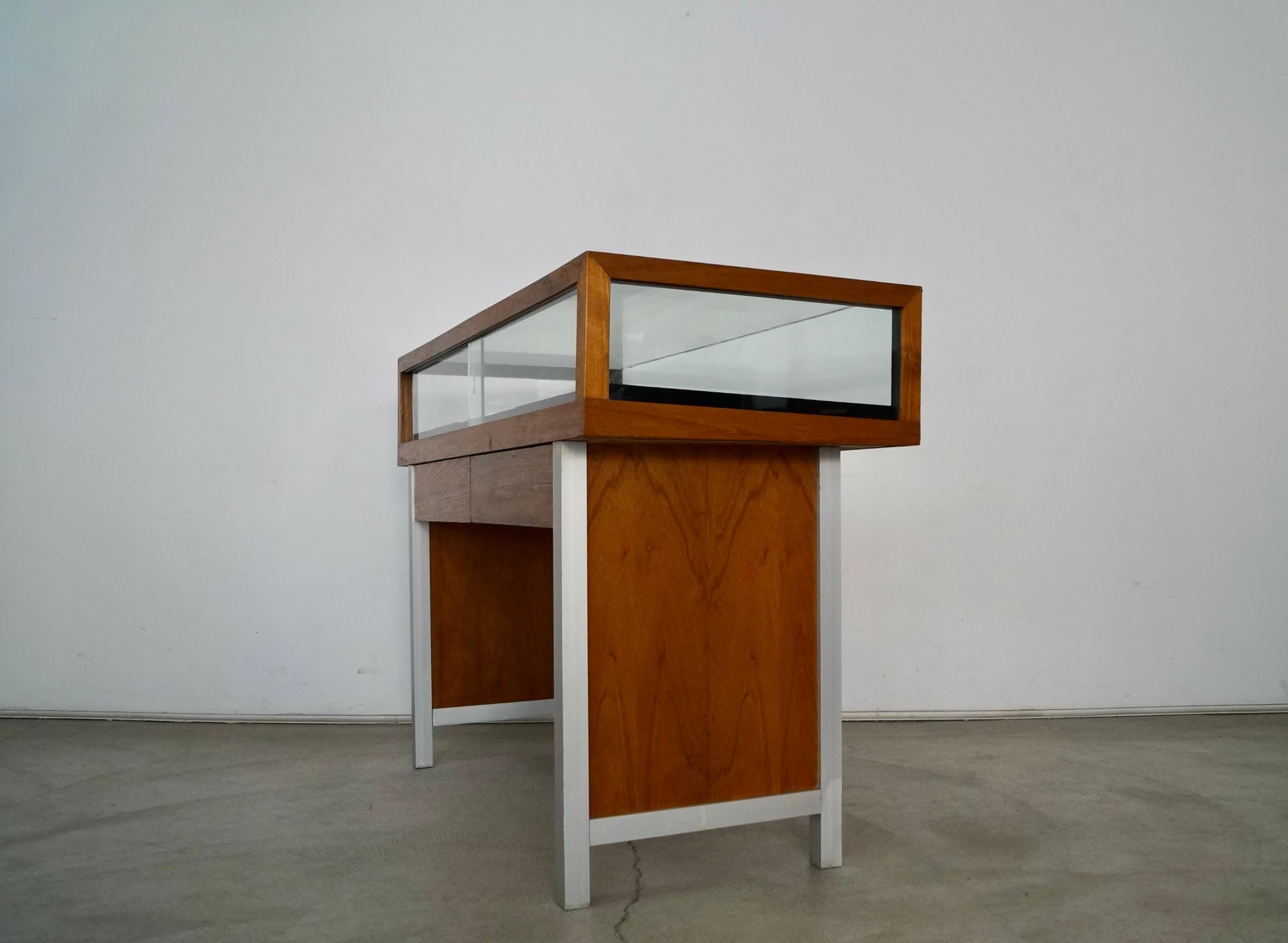 Milieu du XXe siècle Vitrine en teck des années 1960, Mid-Century Modern Display Cabinet en vente