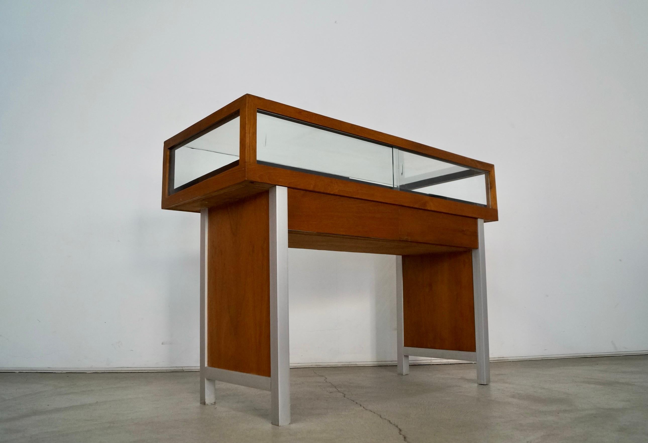Vitrine en teck des années 1960, Mid-Century Modern Display Cabinet en vente 2
