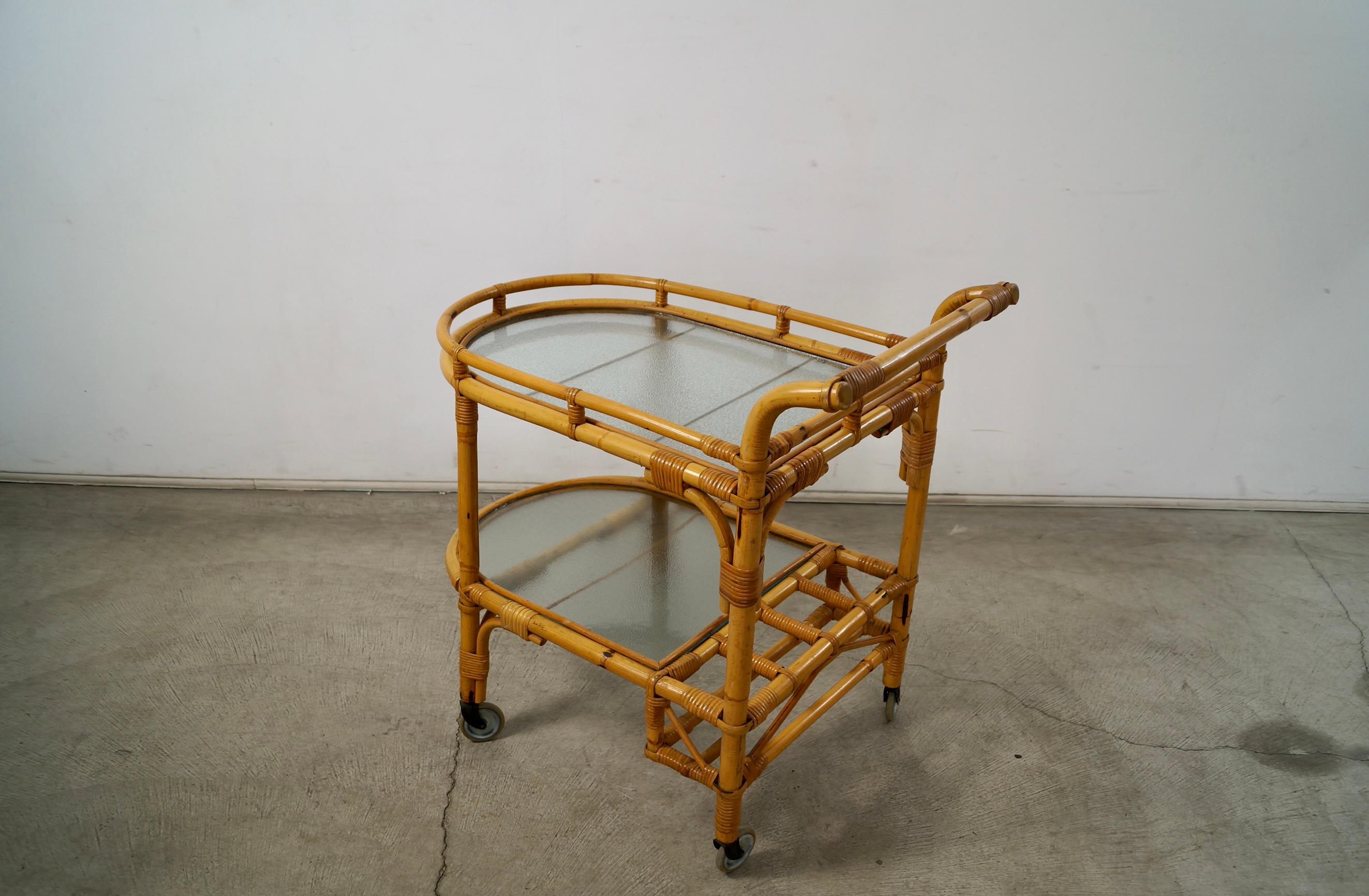 Carrello da bar in rattan e vetro in stile Mid-Century Modern di Tony Paul degli anni '60 in vendita 3