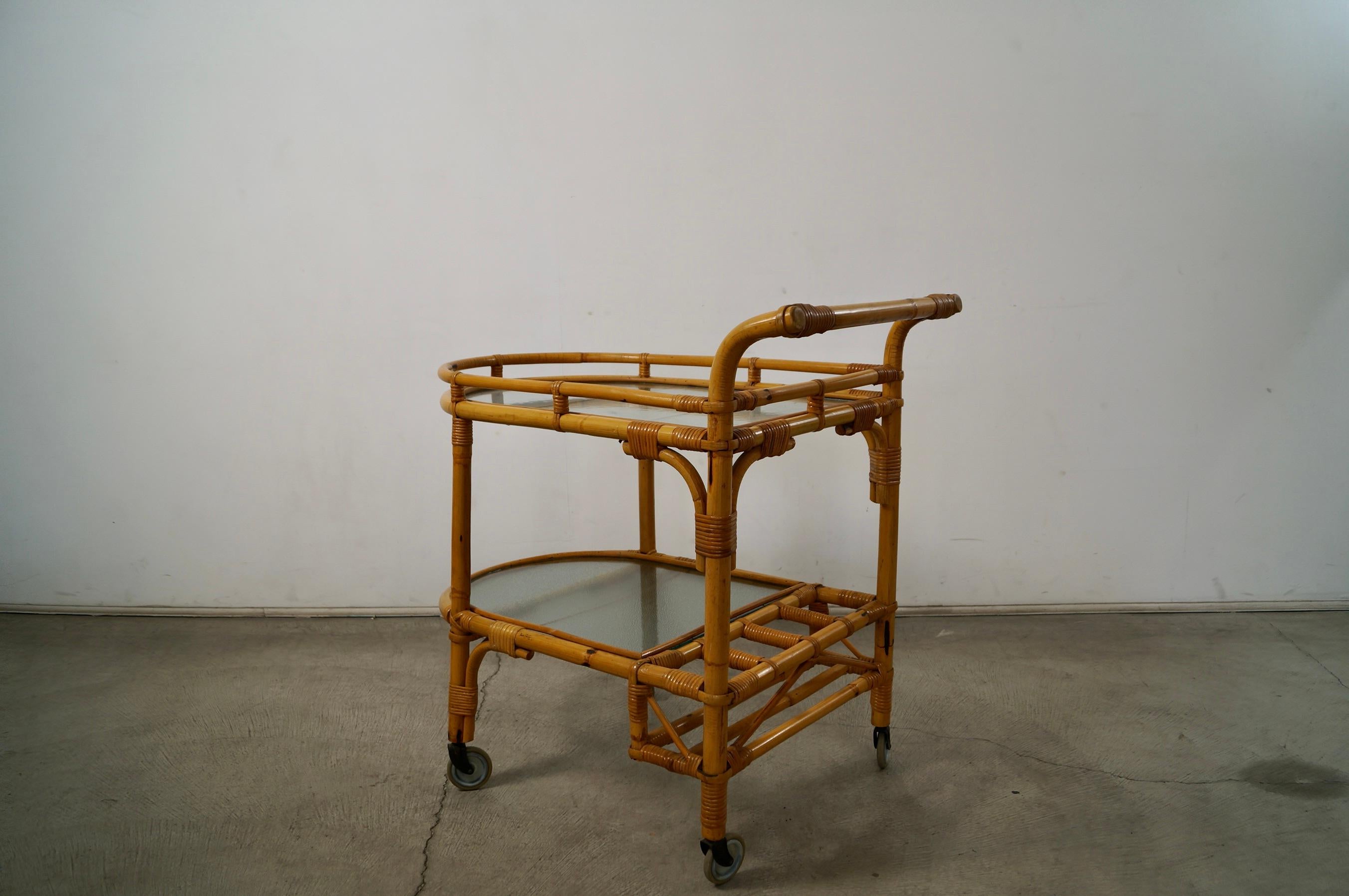 Carrello da bar in rattan e vetro in stile Mid-Century Modern di Tony Paul degli anni '60 in vendita 4