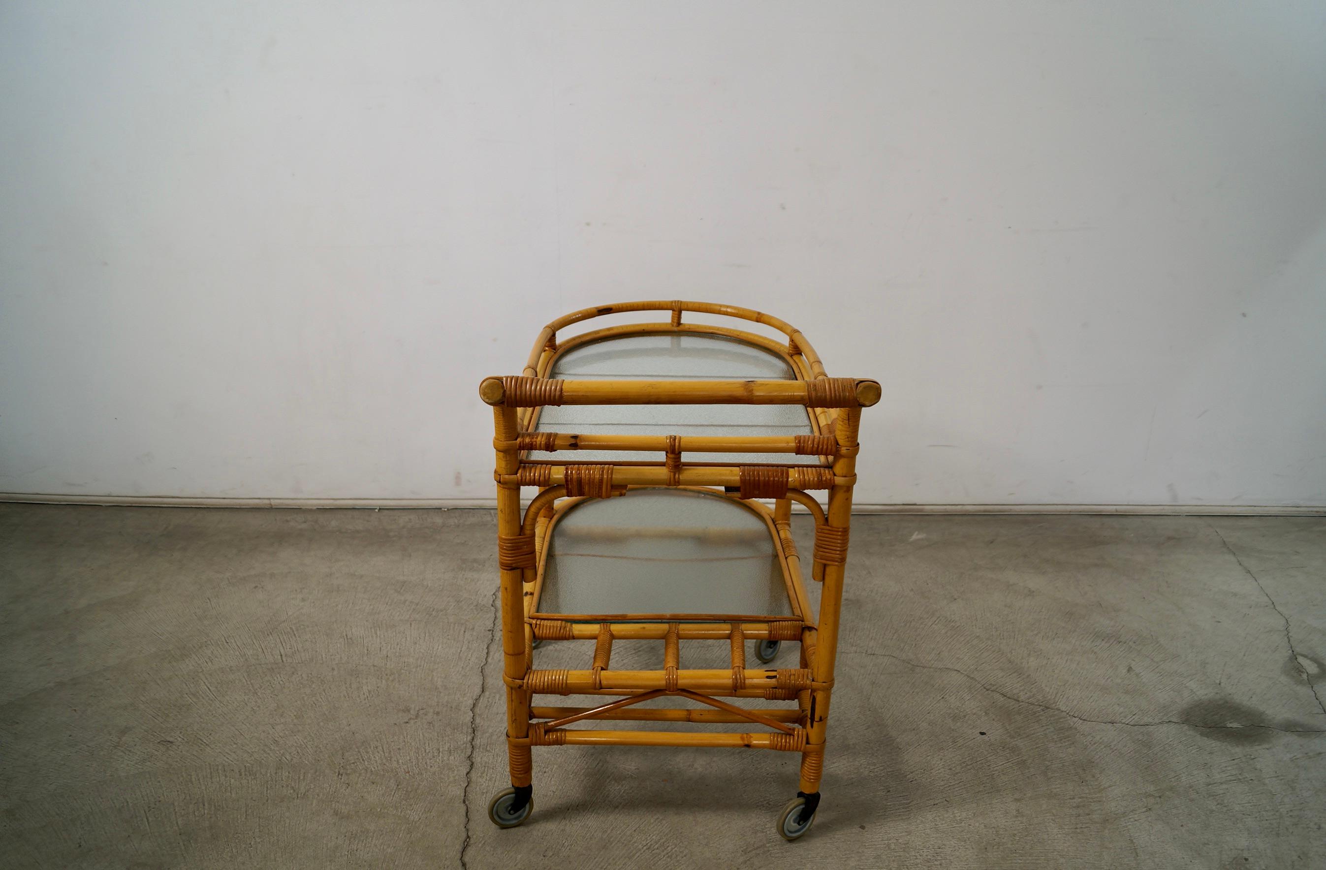 Carrello da bar in rattan e vetro in stile Mid-Century Modern di Tony Paul degli anni '60 in vendita 5