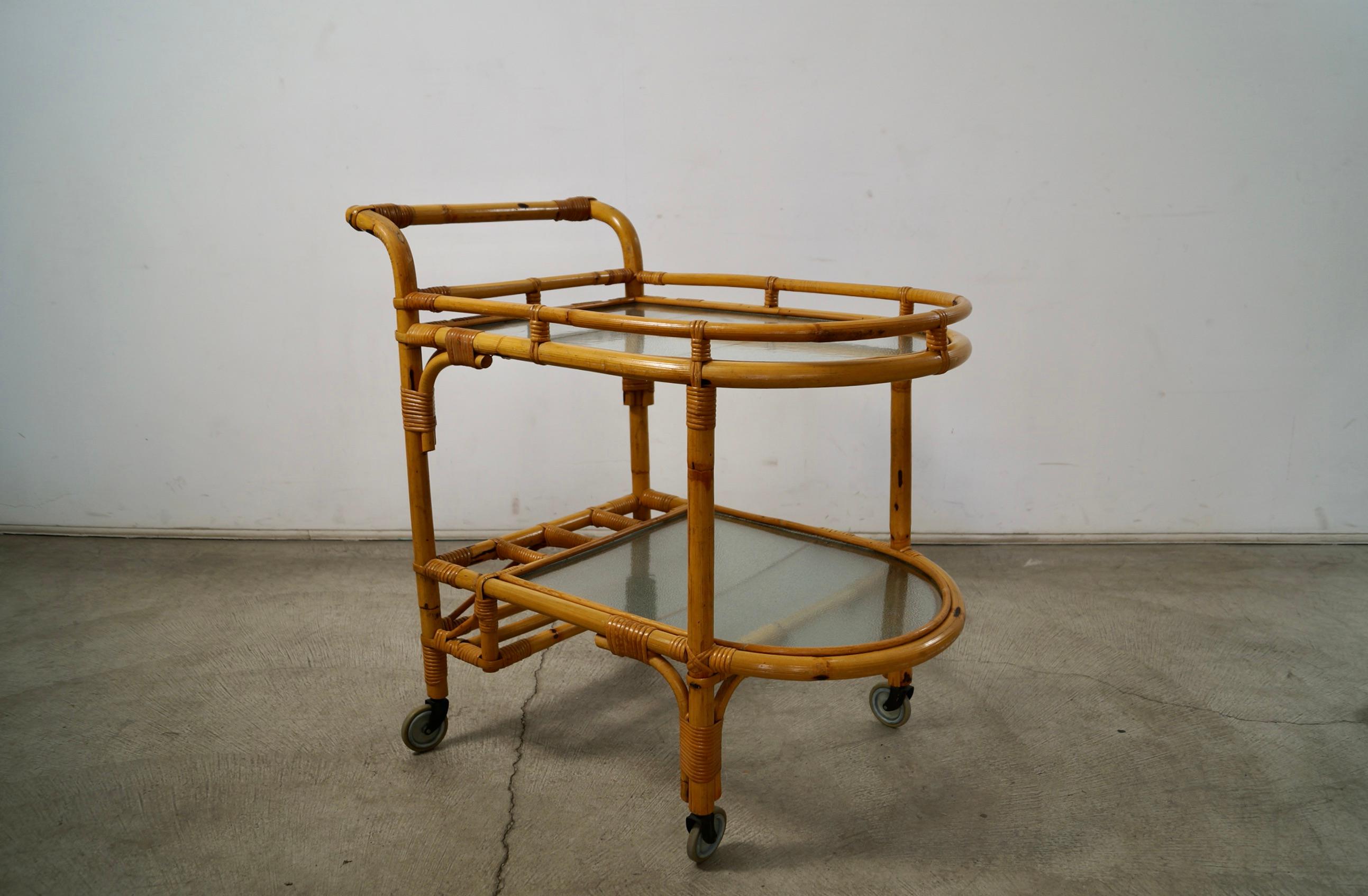 Carrello da bar in rattan e vetro in stile Mid-Century Modern di Tony Paul degli anni '60 in vendita 6