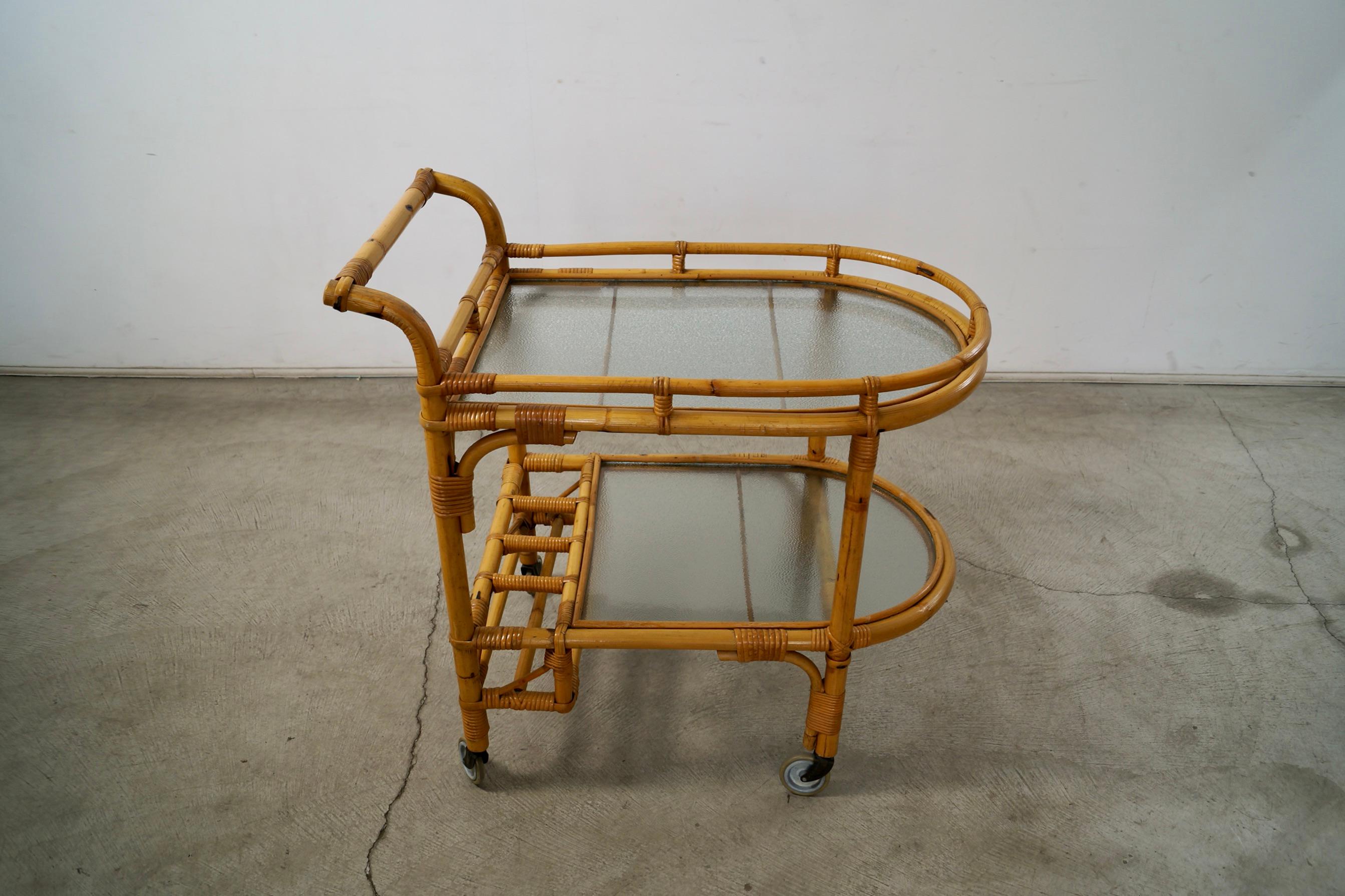 Carrello da bar in rattan e vetro in stile Mid-Century Modern di Tony Paul degli anni '60 in vendita 7