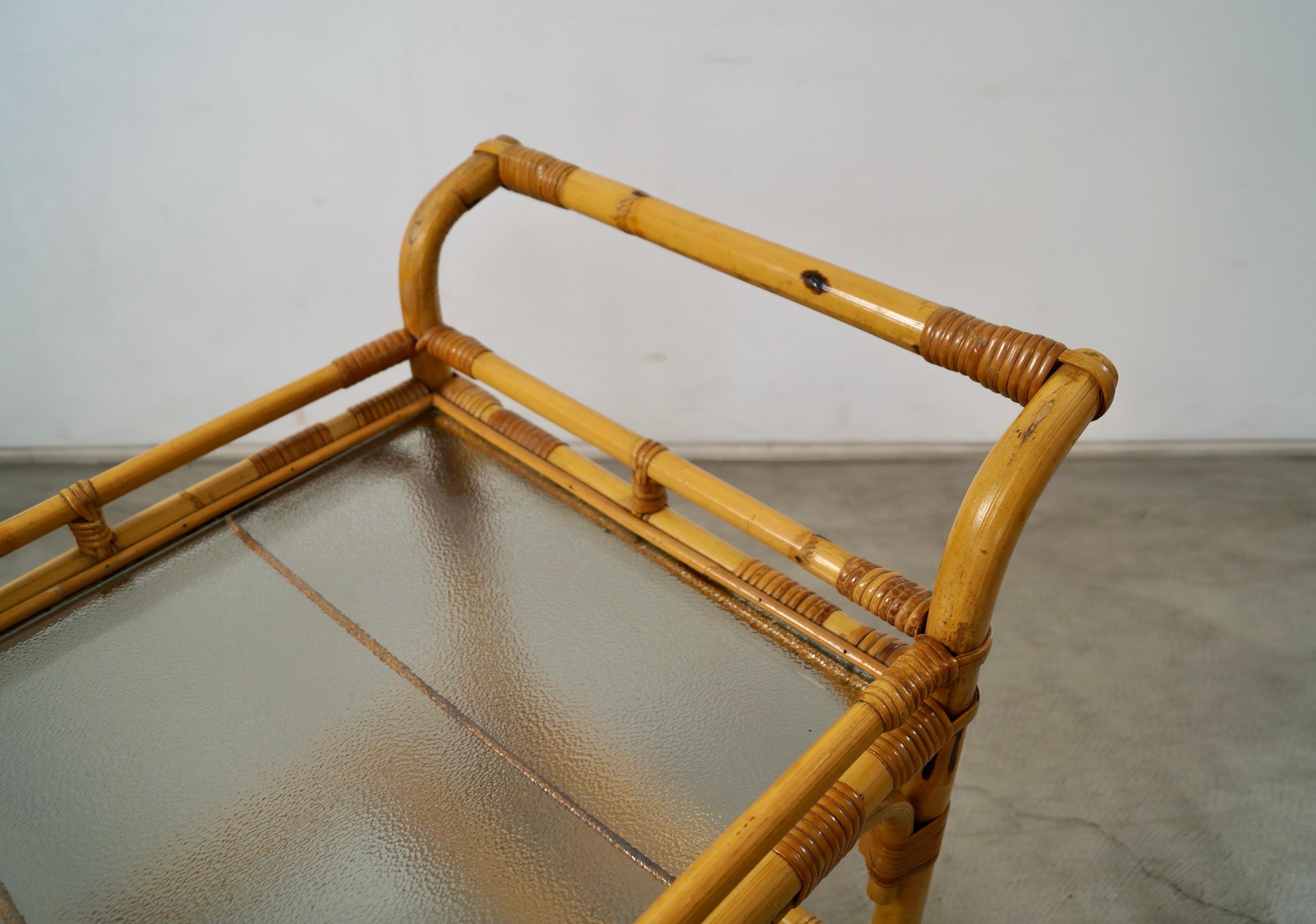 Carrello da bar in rattan e vetro in stile Mid-Century Modern di Tony Paul degli anni '60 in vendita 9