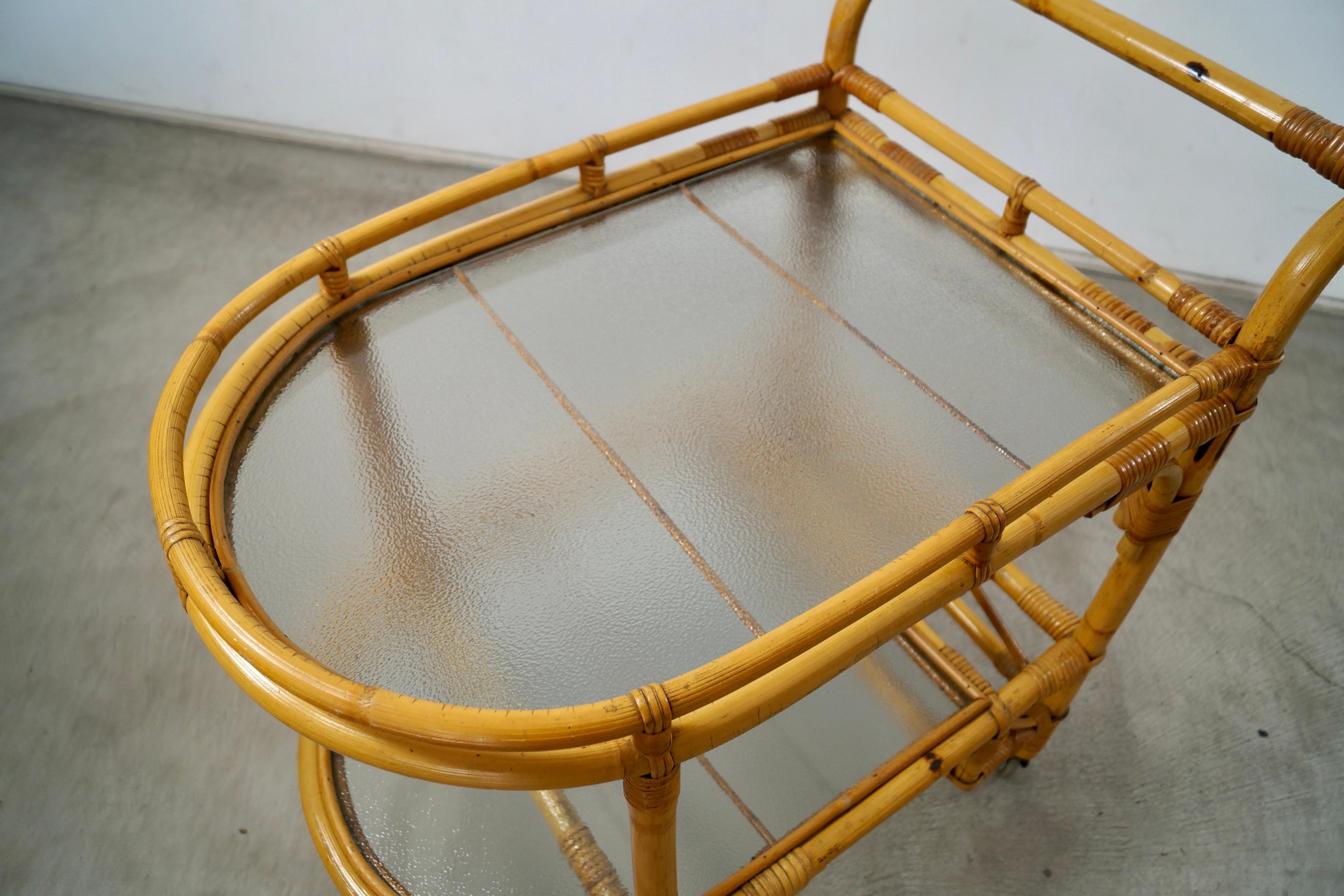 Carrello da bar in rattan e vetro in stile Mid-Century Modern di Tony Paul degli anni '60 in vendita 10