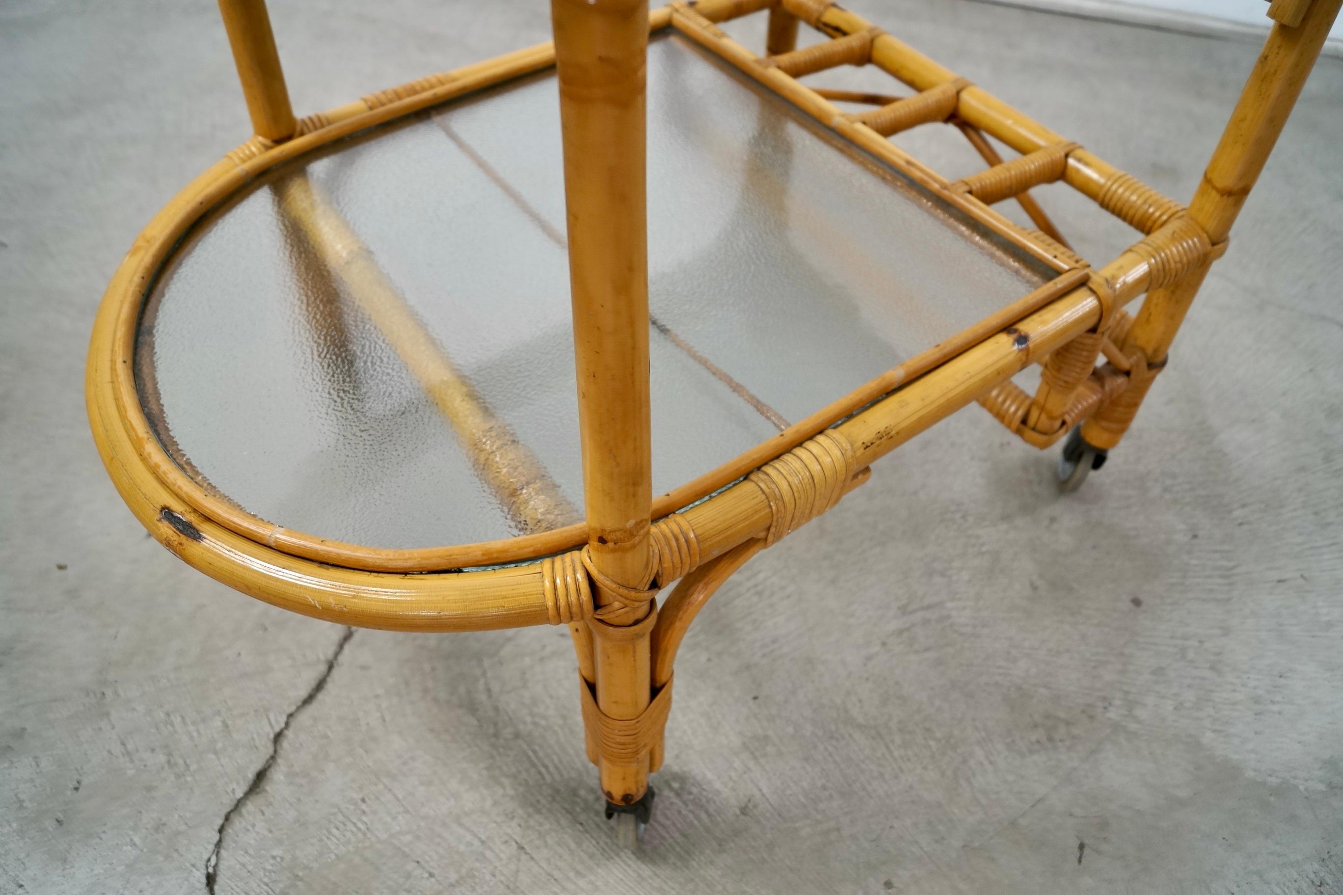 Carrello da bar in rattan e vetro in stile Mid-Century Modern di Tony Paul degli anni '60 in vendita 11