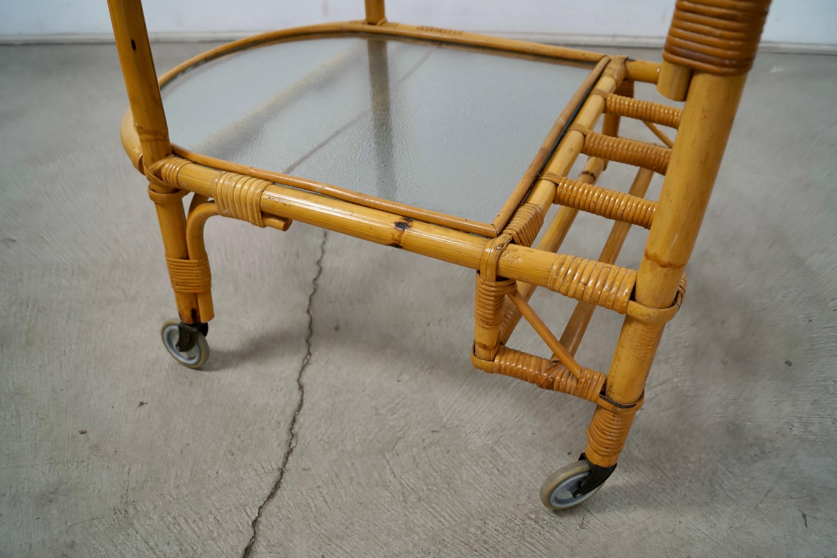 Carrello da bar in rattan e vetro in stile Mid-Century Modern di Tony Paul degli anni '60 in vendita 13