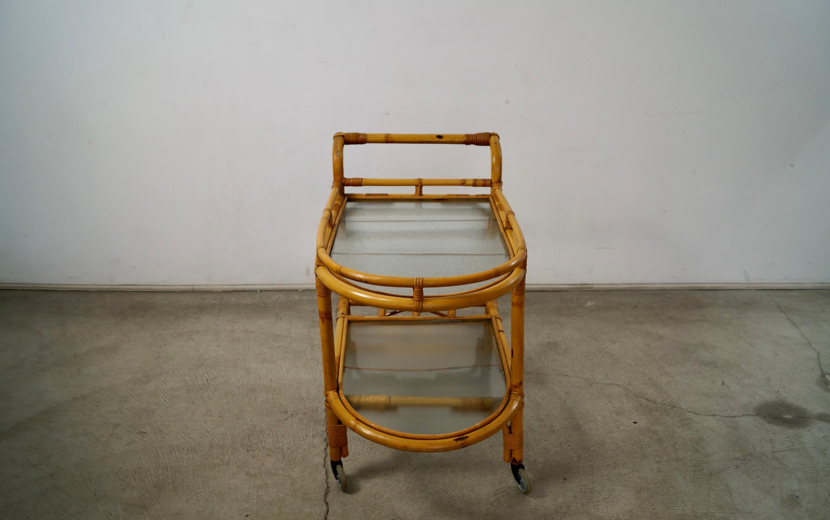 Mid-Century moderno Carrello da bar in rattan e vetro in stile Mid-Century Modern di Tony Paul degli anni '60 in vendita