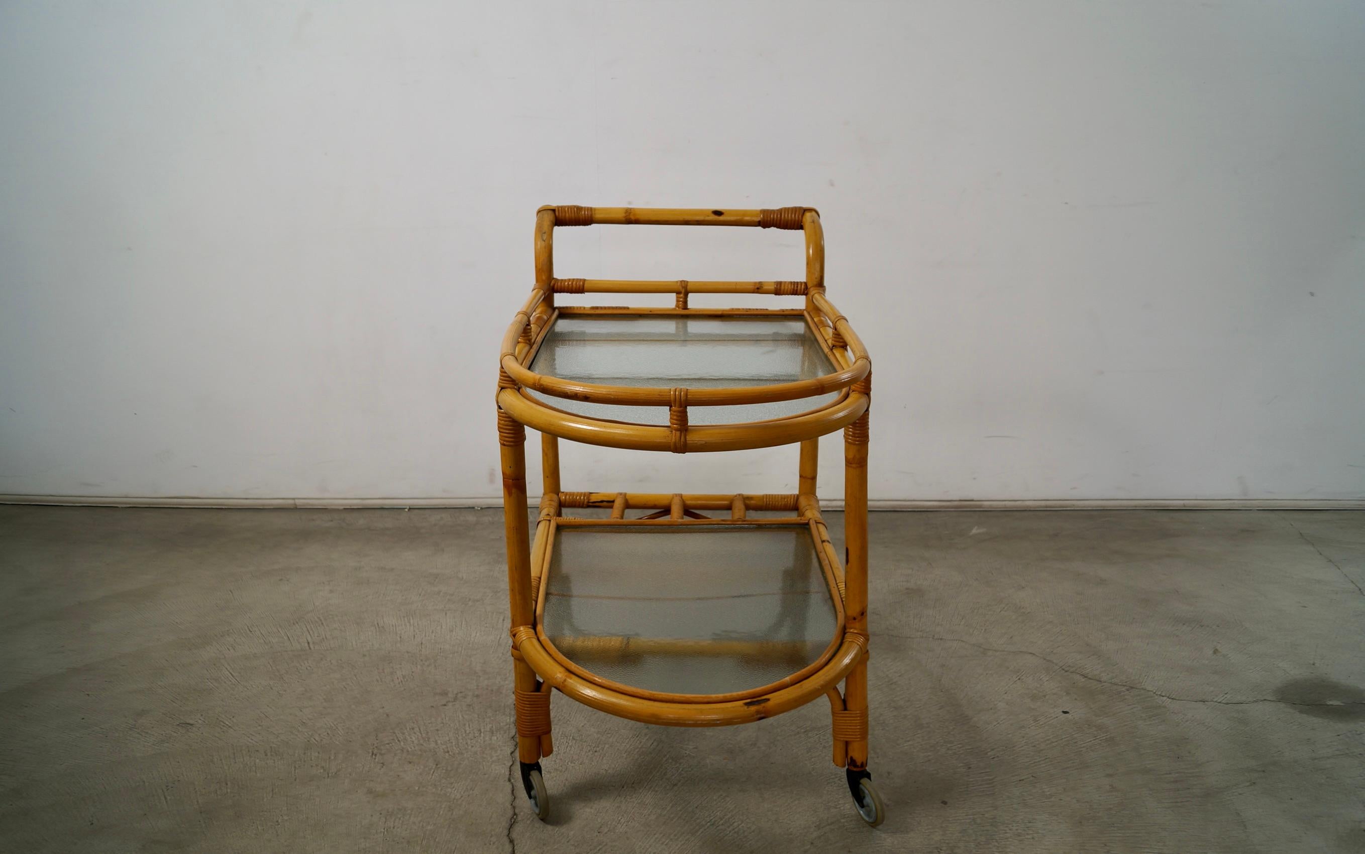 Americano Carrello da bar in rattan e vetro in stile Mid-Century Modern di Tony Paul degli anni '60 in vendita