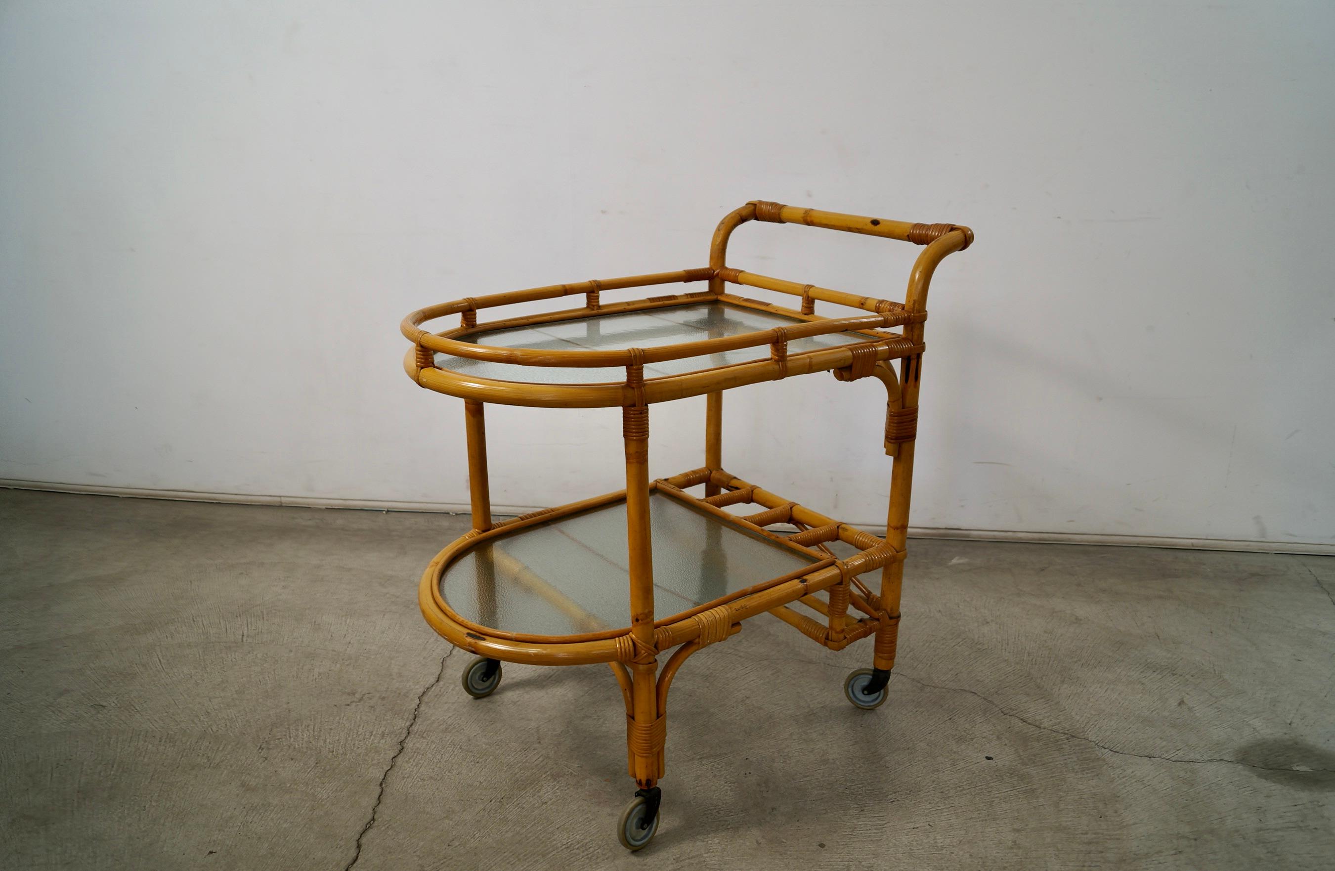 Carrello da bar in rattan e vetro in stile Mid-Century Modern di Tony Paul degli anni '60 In condizioni buone in vendita a Burbank, CA