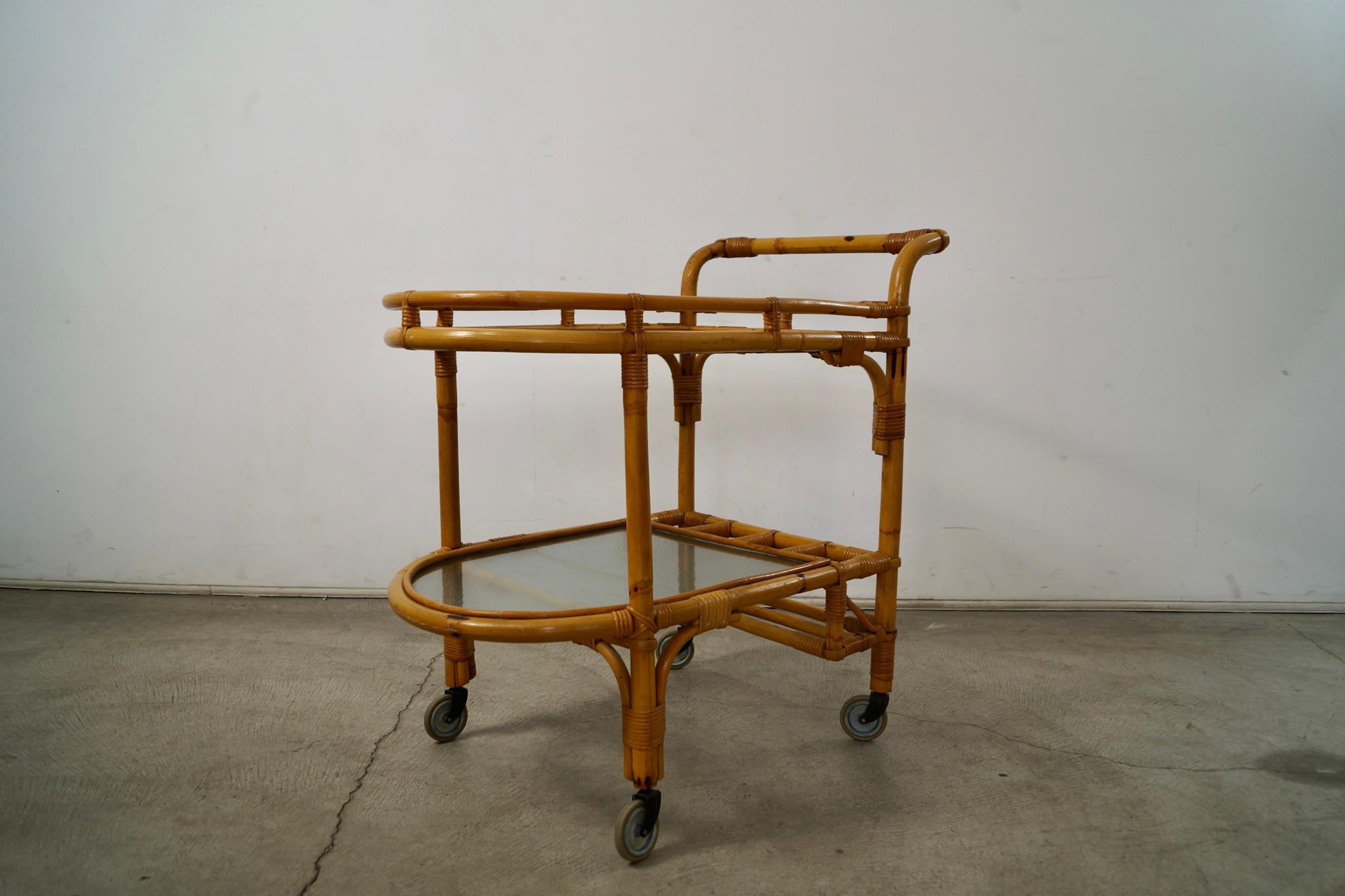 Metà XX secolo Carrello da bar in rattan e vetro in stile Mid-Century Modern di Tony Paul degli anni '60 in vendita