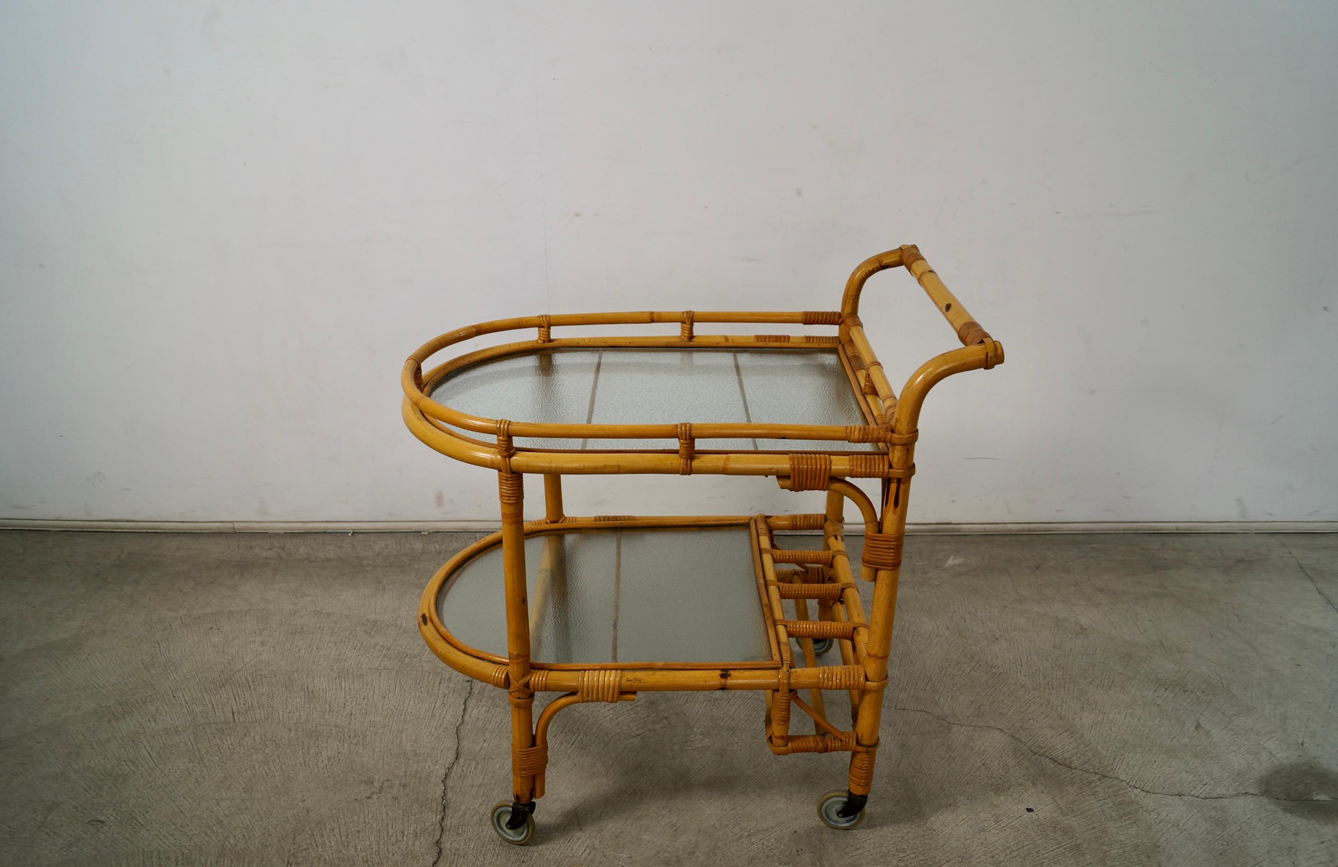 Rattan Carrello da bar in rattan e vetro in stile Mid-Century Modern di Tony Paul degli anni '60 in vendita