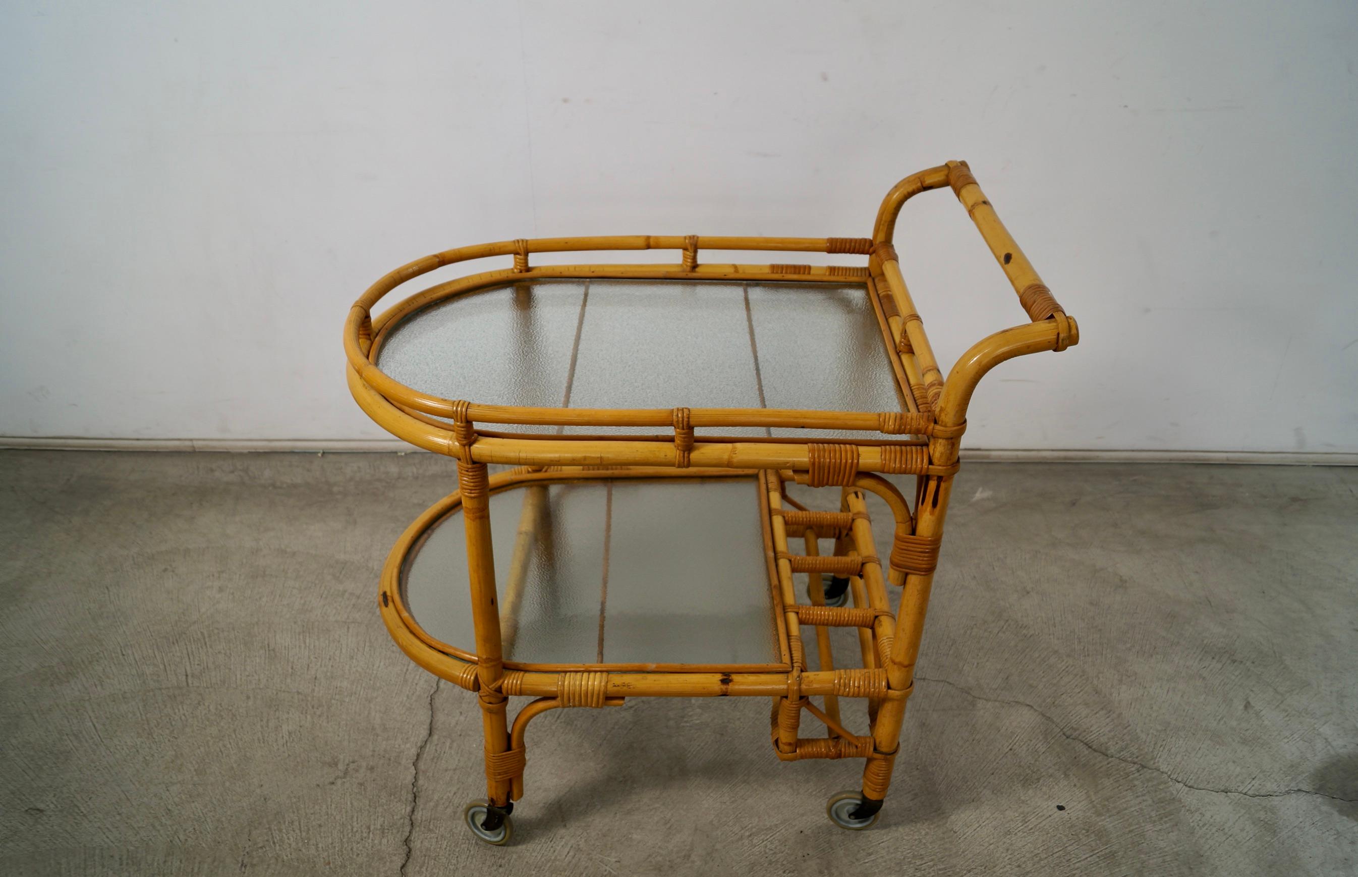 Carrello da bar in rattan e vetro in stile Mid-Century Modern di Tony Paul degli anni '60 in vendita 2