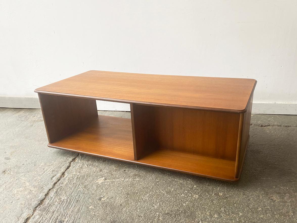 1960’s Mid-Century Modern TV unit by Meredrew In Good Condition For Sale In London, GB