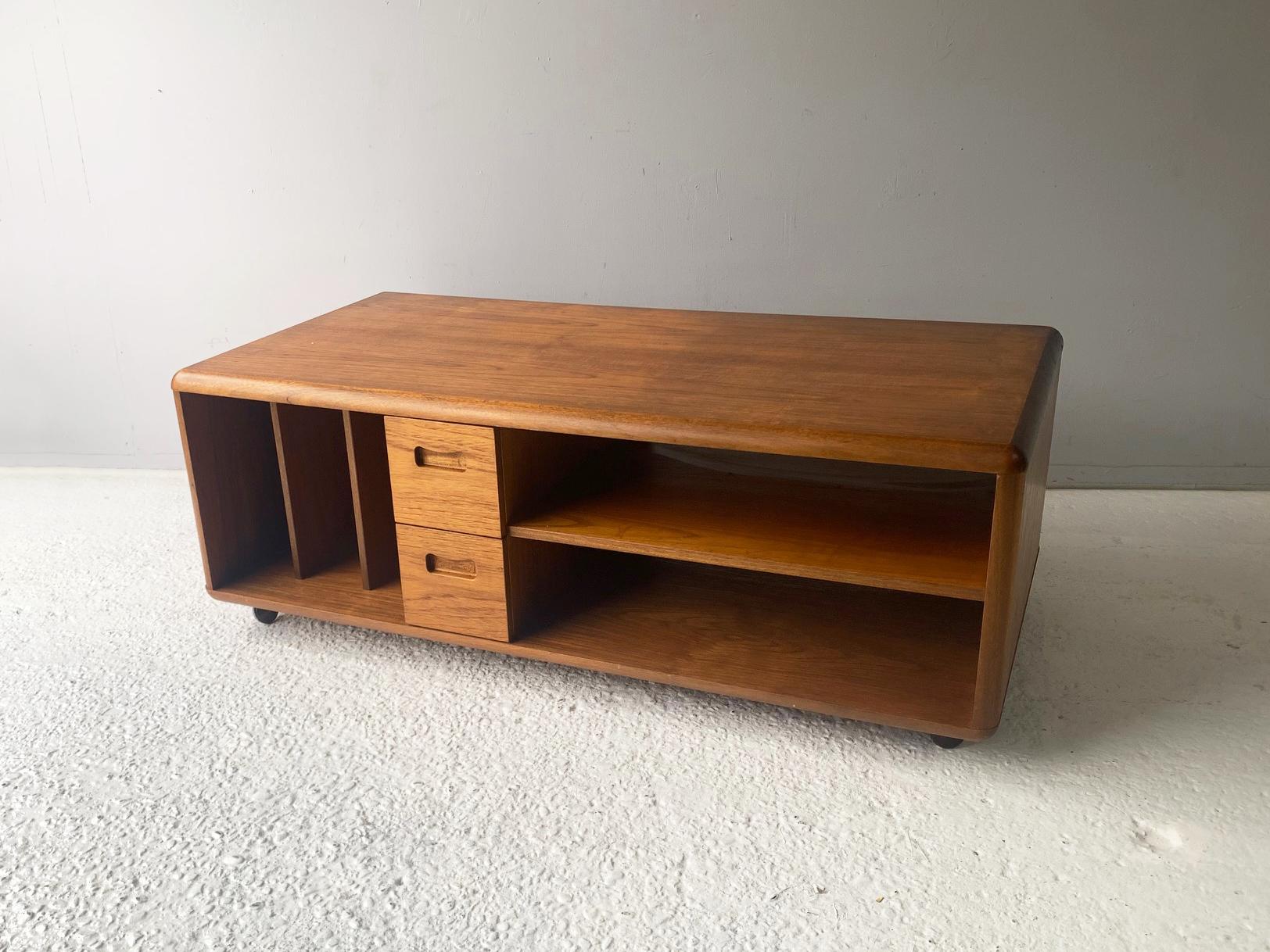 Mid-Century moderno Mobile TV / supporto multimediale / tavolino da caffè moderno del 1960 di Meredrew