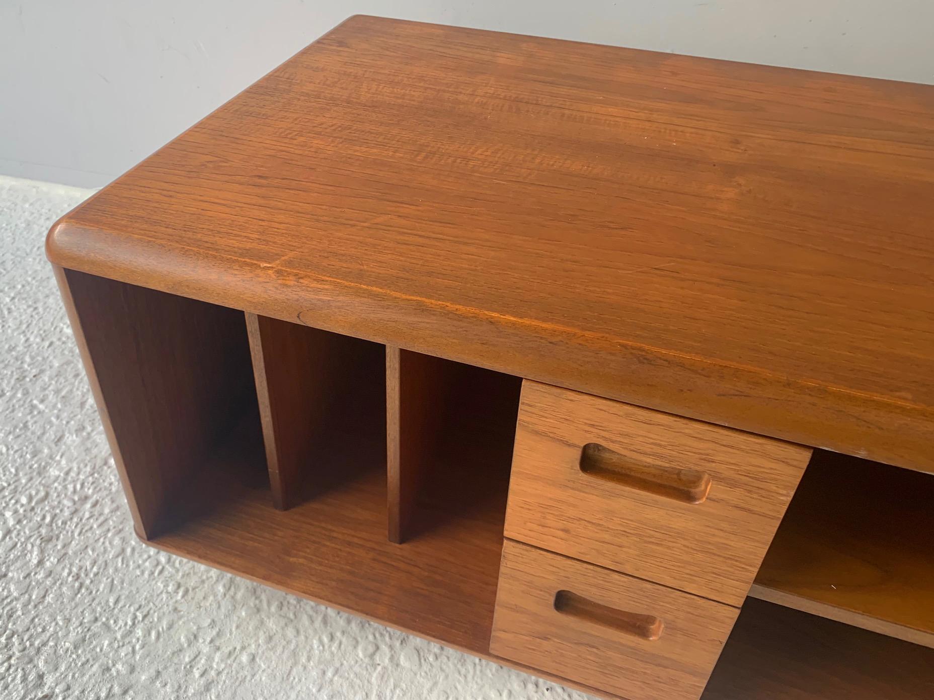 Teak Mobile TV / supporto multimediale / tavolino da caffè moderno del 1960 di Meredrew