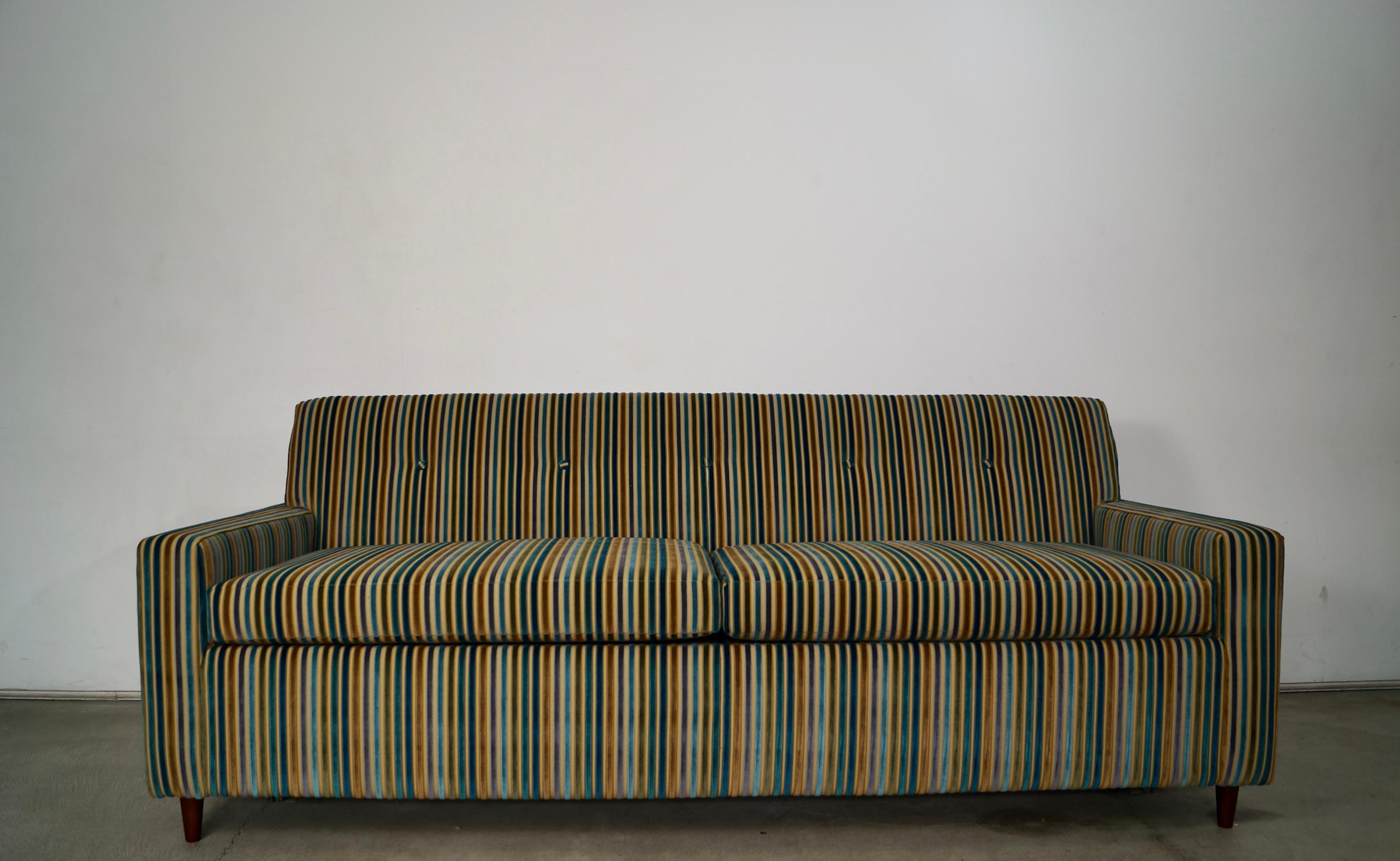 Divano letto vintage Midcentury Modern in vendita. Questo divano è stato completamente rivestito di nuovo velluto e schiuma e ha un nuovo materasso queen size. È molto comoda e costruita in modo solido. Il meccanismo di estrazione in metallo si