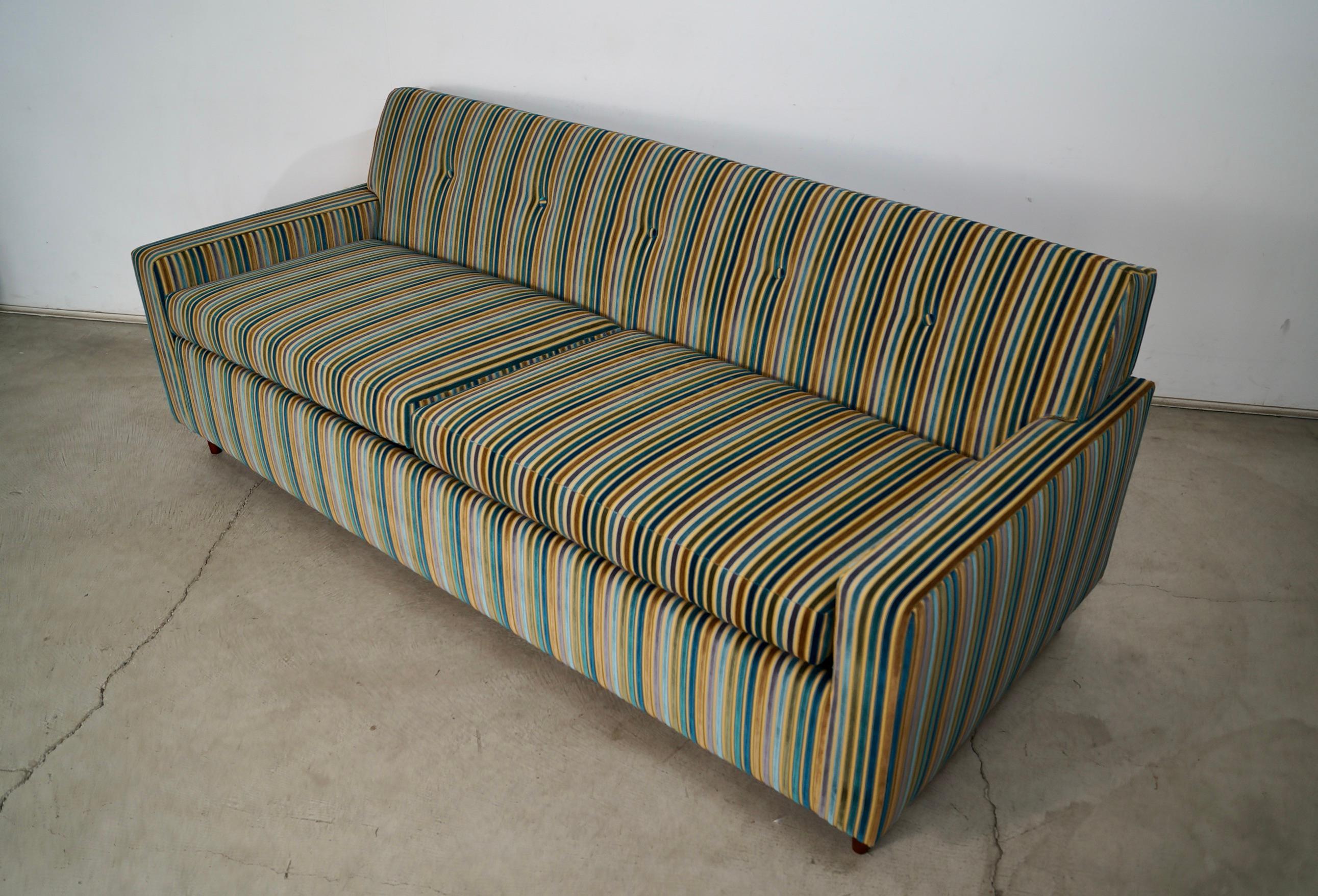 Mid-Century moderno Divano Queen in velluto di metà secolo moderno degli anni '60  Letto in vendita