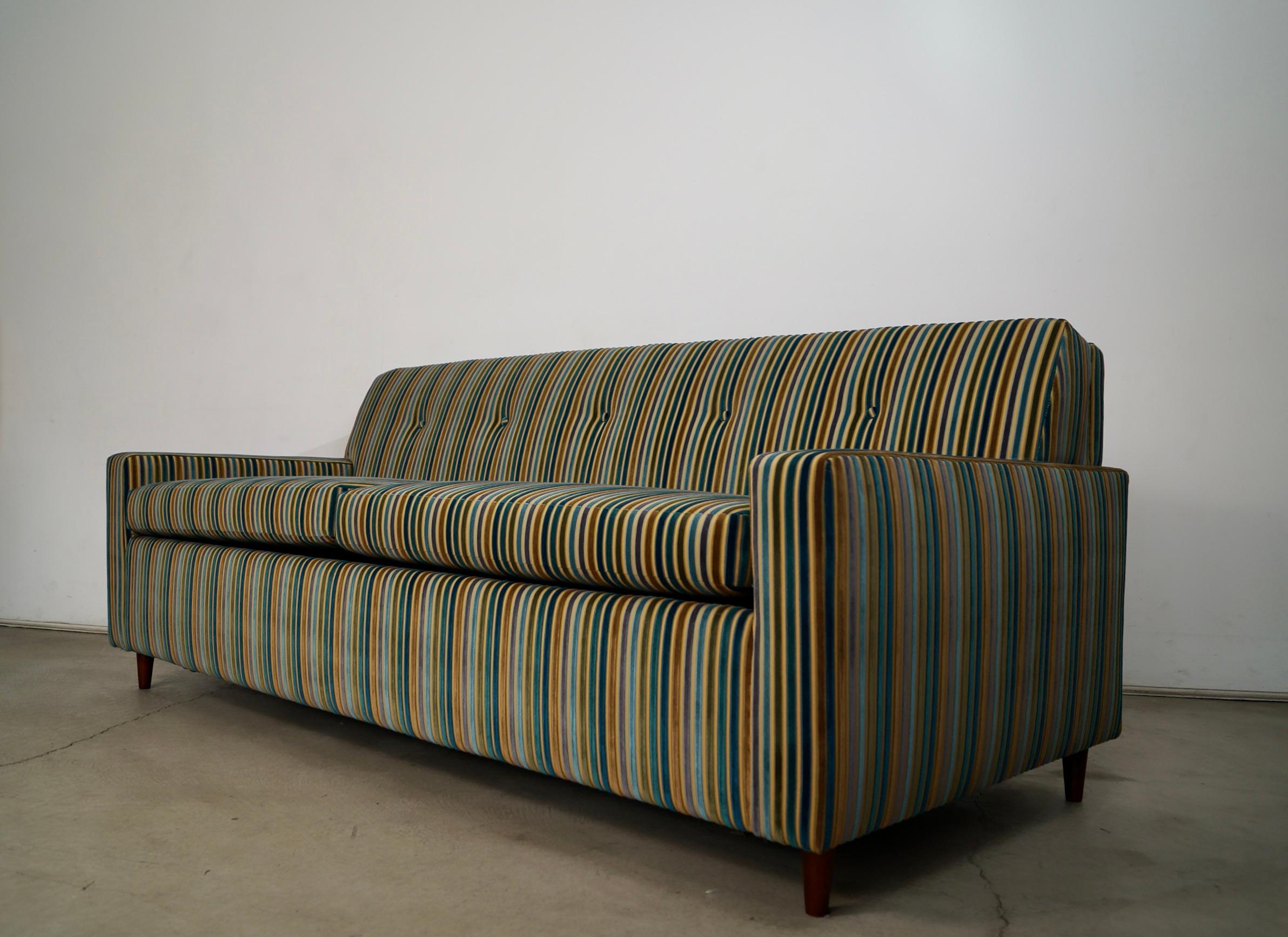 Metà XX secolo Divano Queen in velluto di metà secolo moderno degli anni '60  Letto in vendita