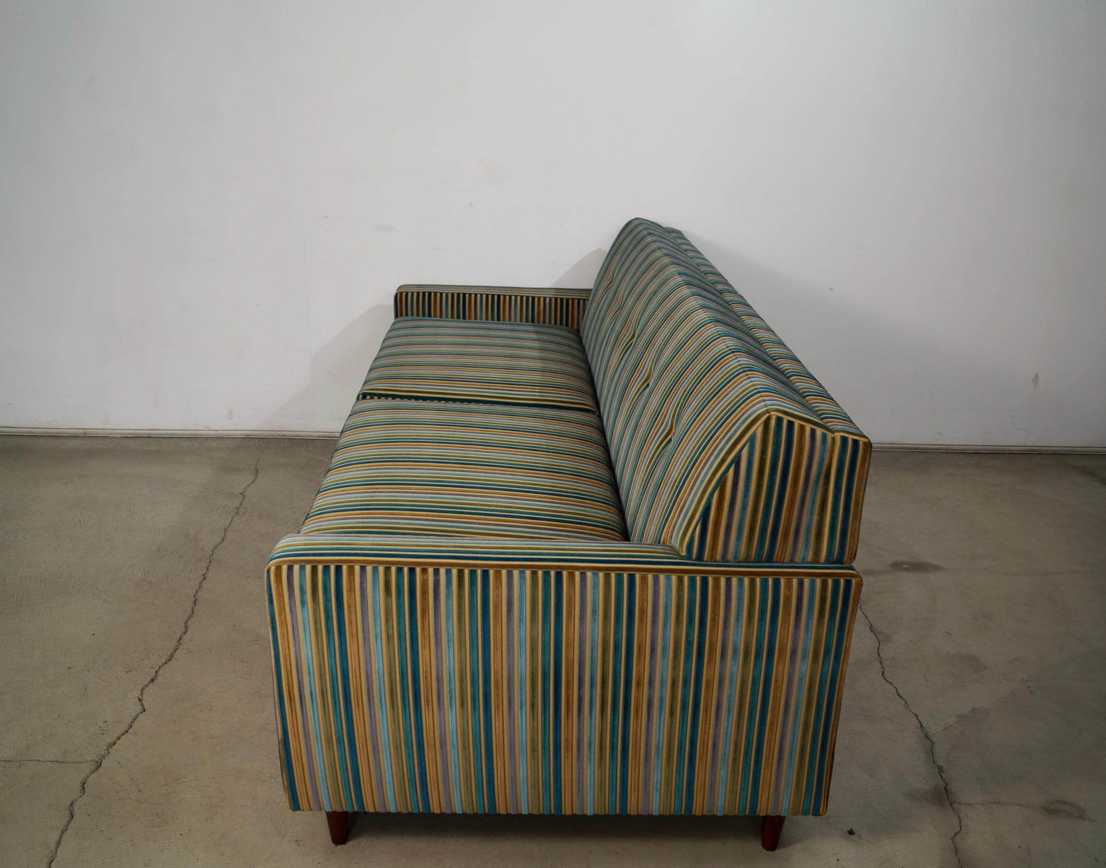Velluto Divano Queen in velluto di metà secolo moderno degli anni '60  Letto in vendita