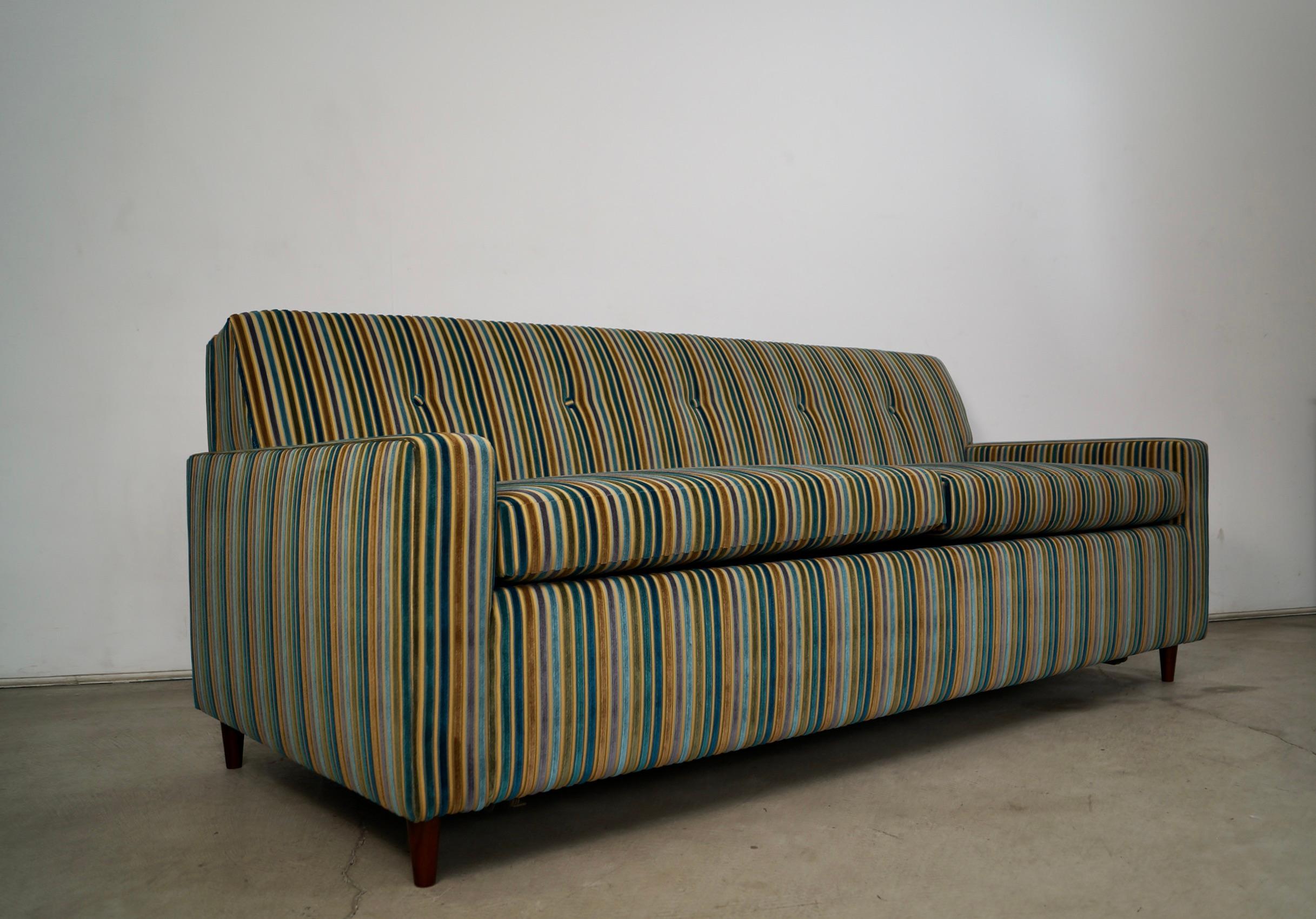 Divano Queen in velluto di metà secolo moderno degli anni '60  Letto in vendita 2