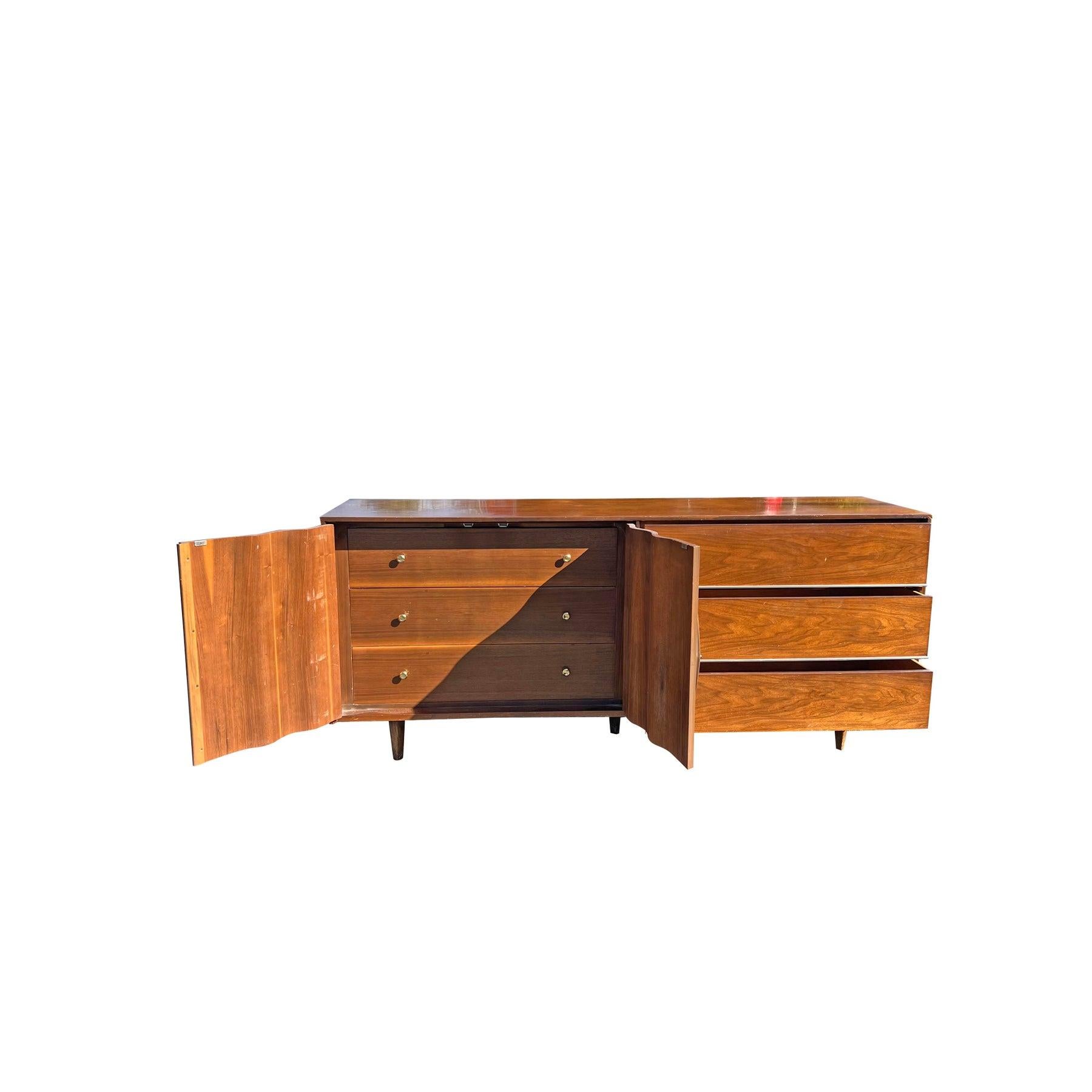 Cassettone o credenza vintage!

Questo comò o credenza vintage della metà del secolo scorso è uno splendido esempio dell'estetica del design dell'epoca. La sua struttura in legno massiccio, unita all'ampio spazio per riporre gli oggetti, la rende