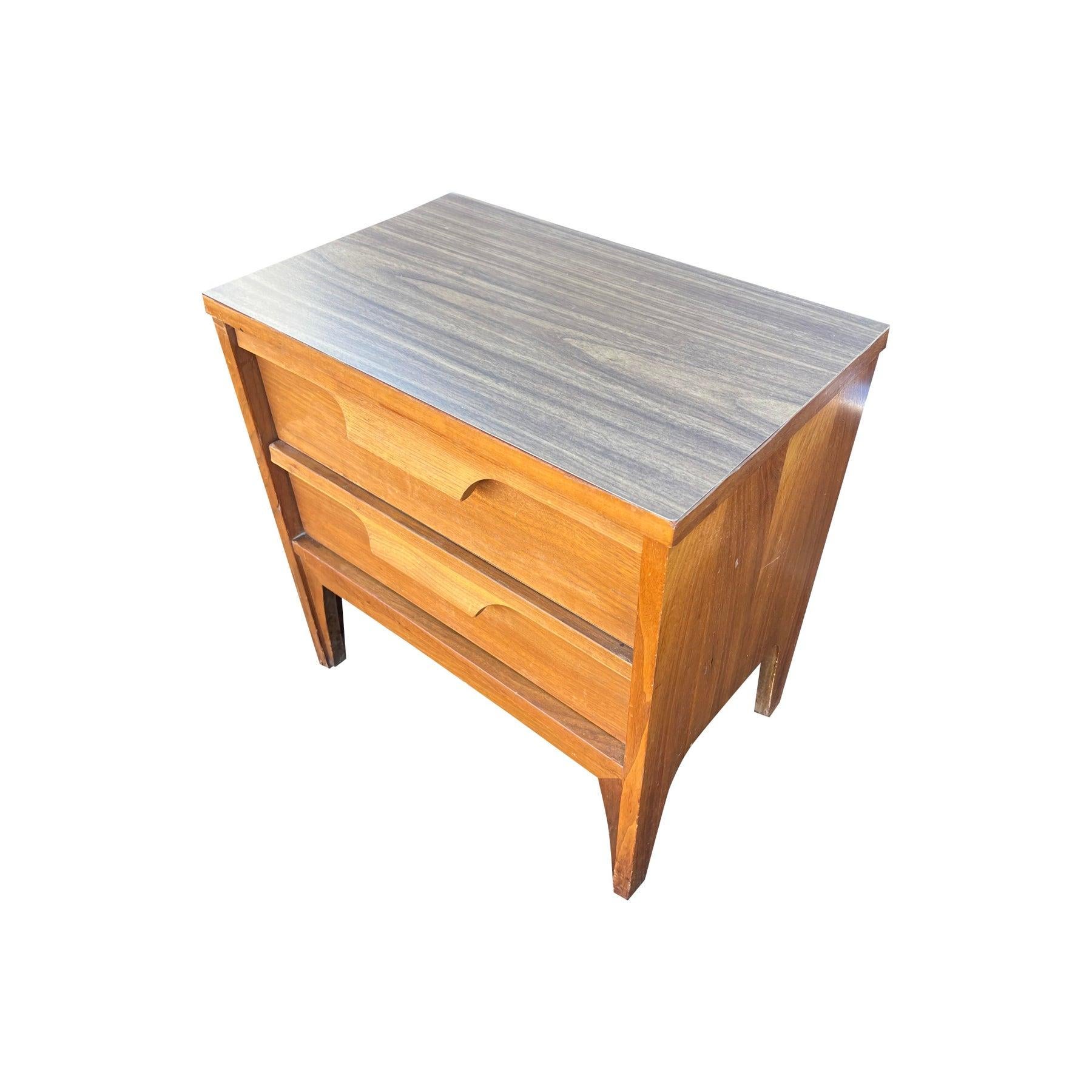 1960s Mid Century Modern Vintage Single Nightstand Bon état - En vente à Saddle River, NJ