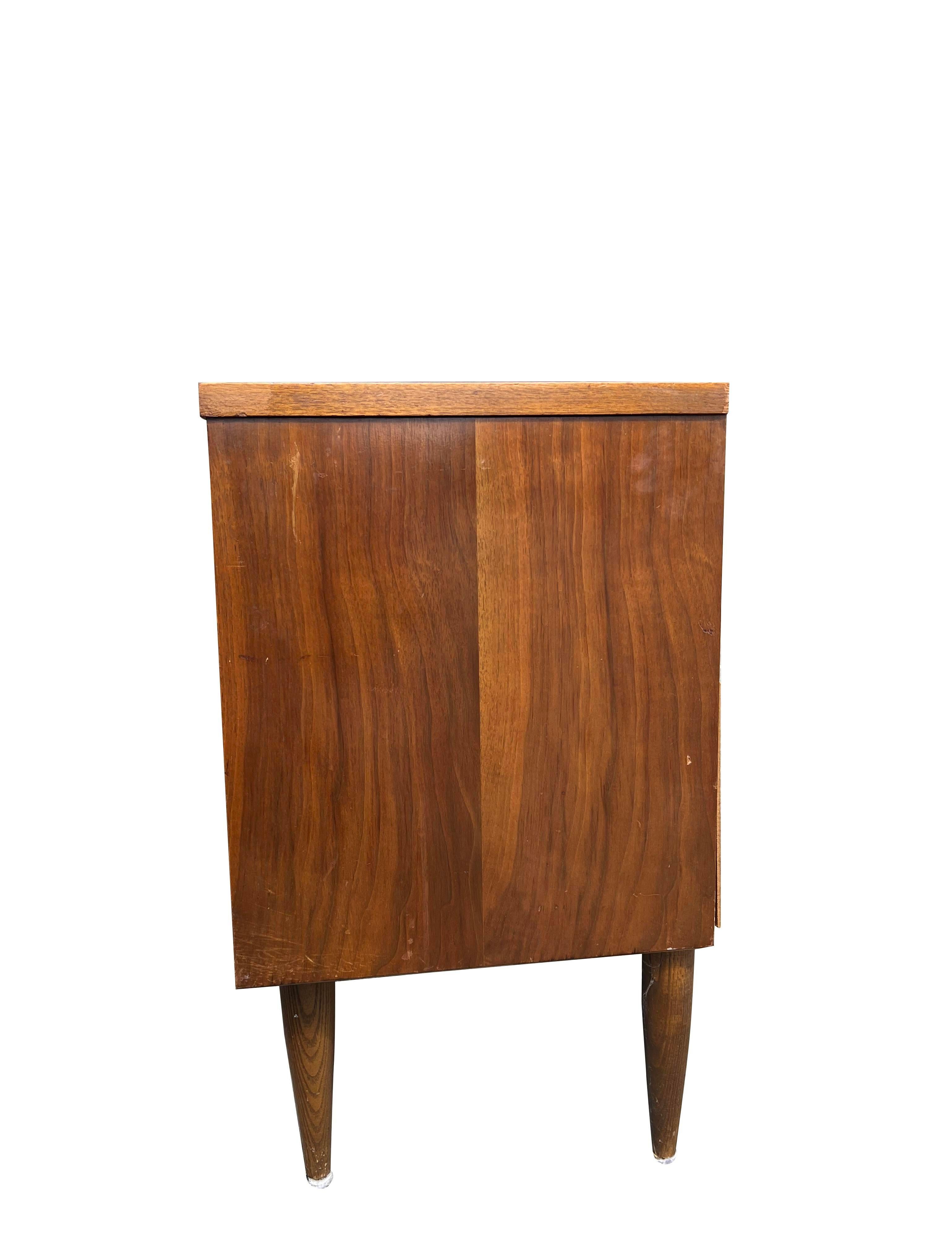 1960s Mid Century Modern Vintage Single Nightstand With Drawer In Good Condition For Sale In Saddle River, NJ