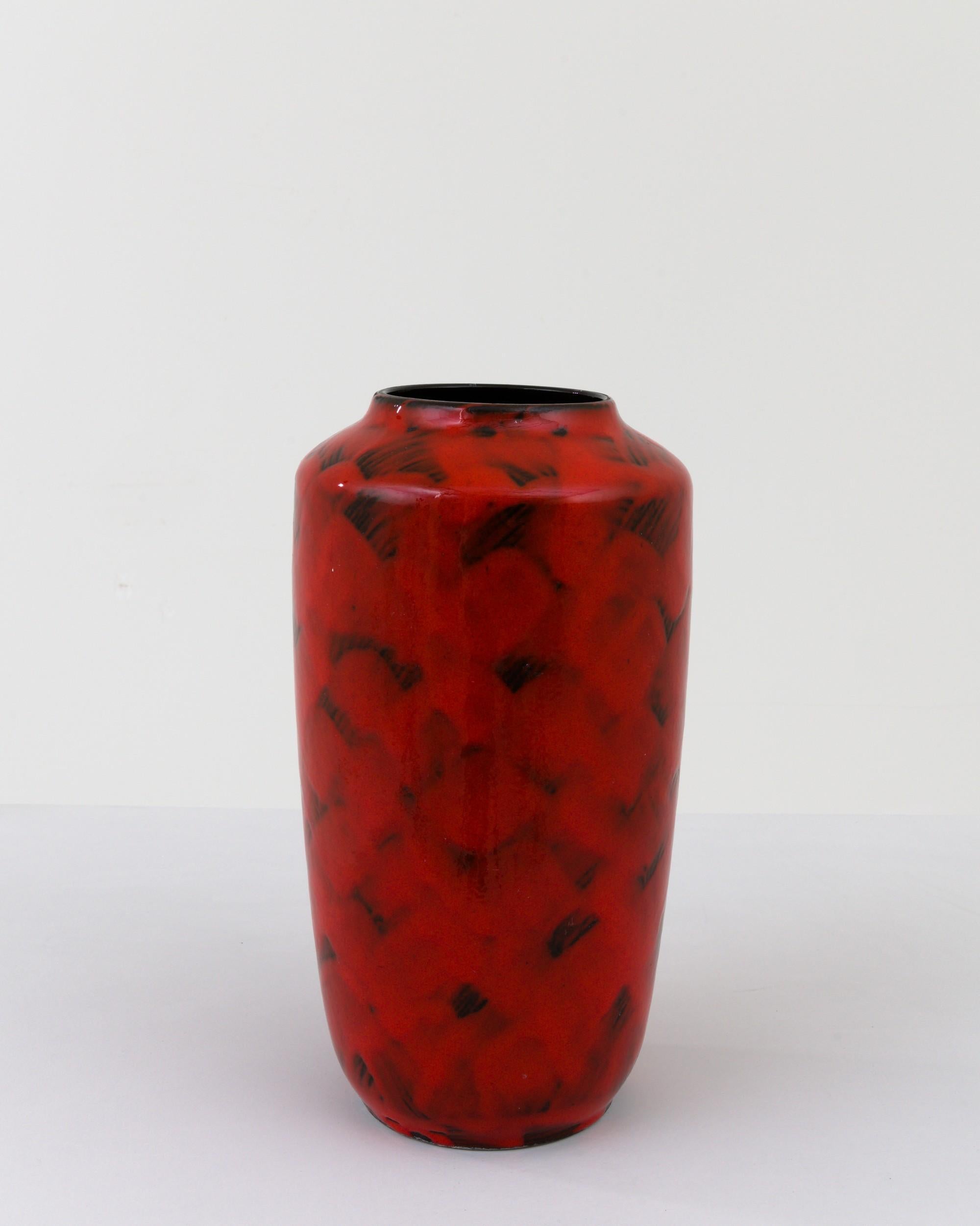 Vase en céramique datant du milieu du XXe siècle en Allemagne. Ni grand ni petit, ce pot fabriqué en Studio reflète la main et le fait main ; la tactilité du processus et la vision de l'artiste - réalisée sur le tour du potier. Les coups de pinceau