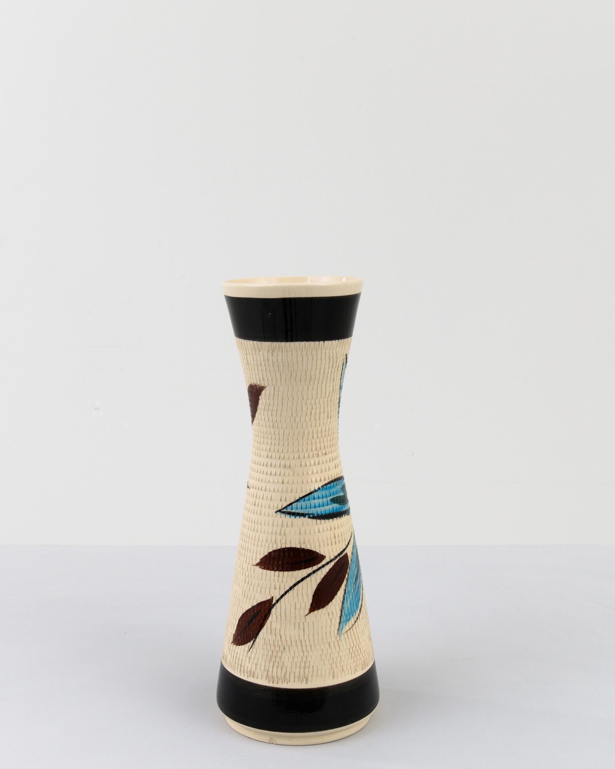 Vase en céramique datant du milieu du XXe siècle en Allemagne. Ni grand ni petit, ce pot fabriqué en Studio reflète la main et le fait main ; la tactilité du processus et la vision de l'artiste - réalisée sur le tour du potier. La surface alvéolée