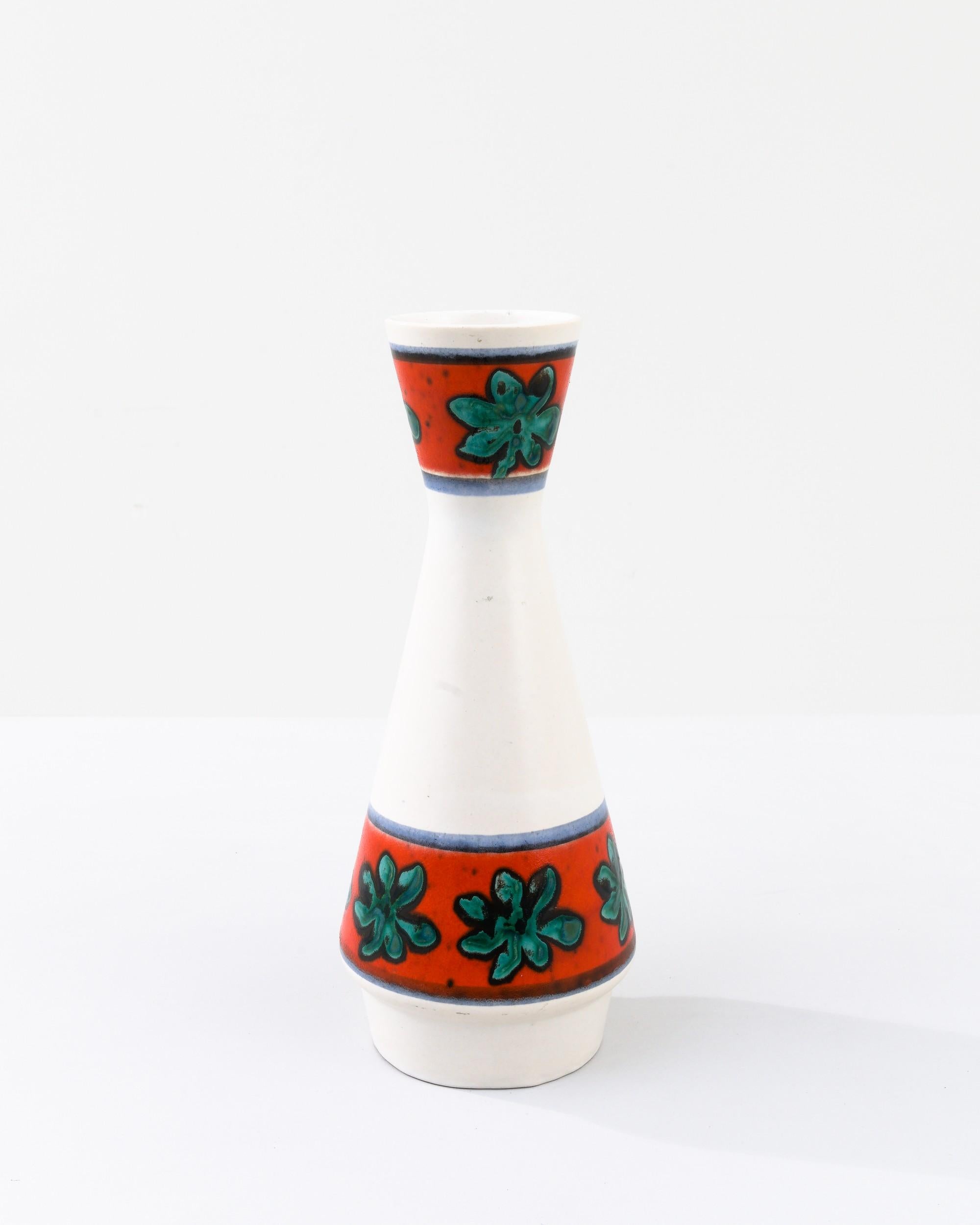 Vase en céramique datant du milieu du XXe siècle en Allemagne. Ni grand ni petit, ce pot fabriqué en Studio reflète la main et le fait main ; la tactilité du processus et la vision de l'artiste - réalisée sur le tour du potier. Peintes avec