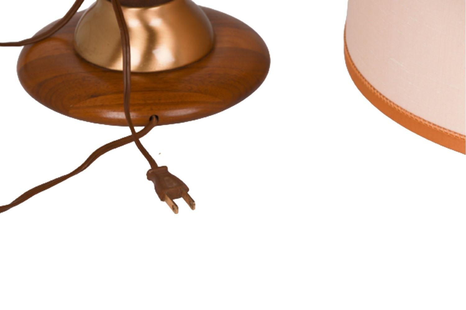Lampada da tavolo in noce e ottone della metà del secolo scorso in vendita 3