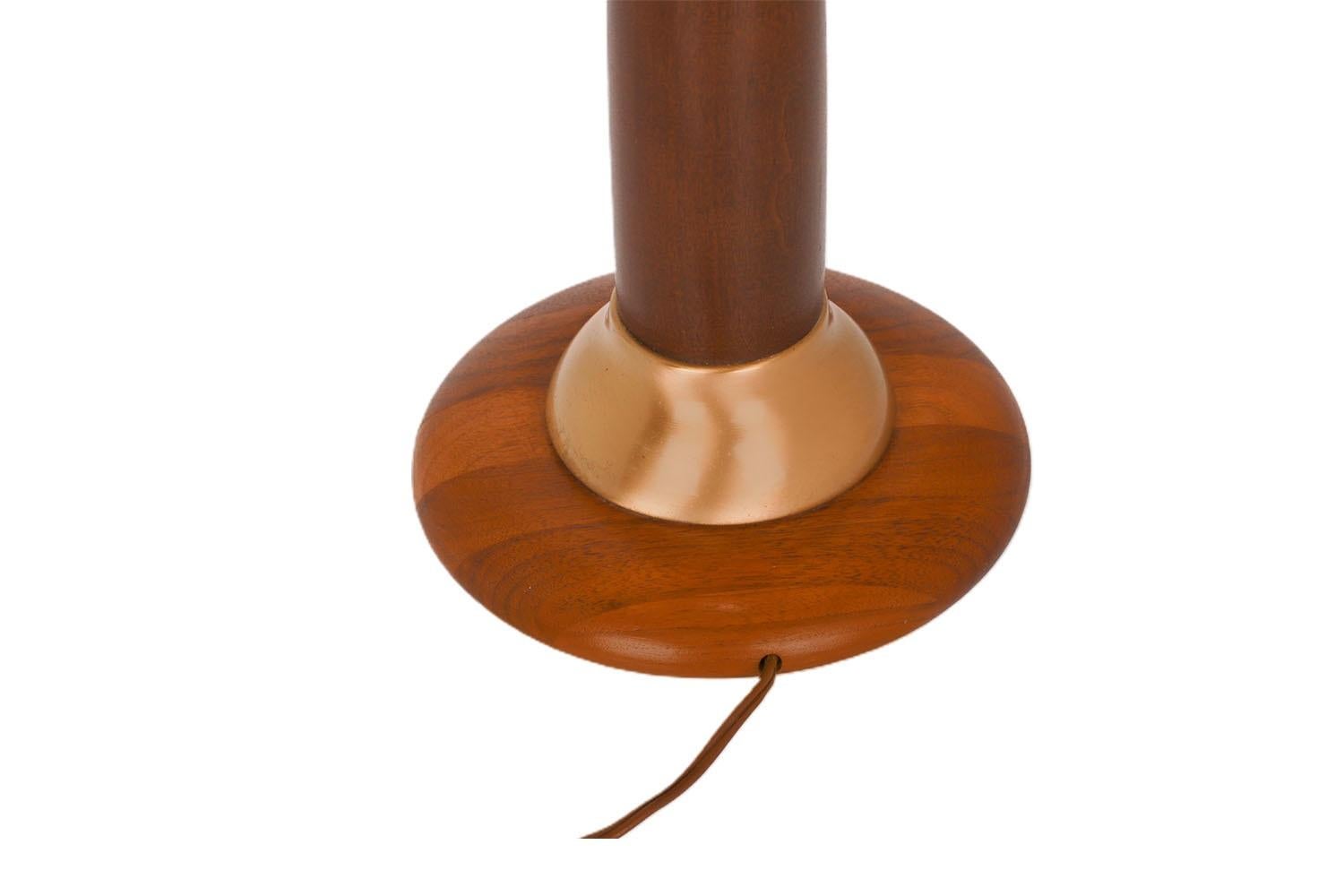 Lampada da tavolo in noce e ottone della metà del secolo scorso In condizioni buone in vendita a Baltimore, MD