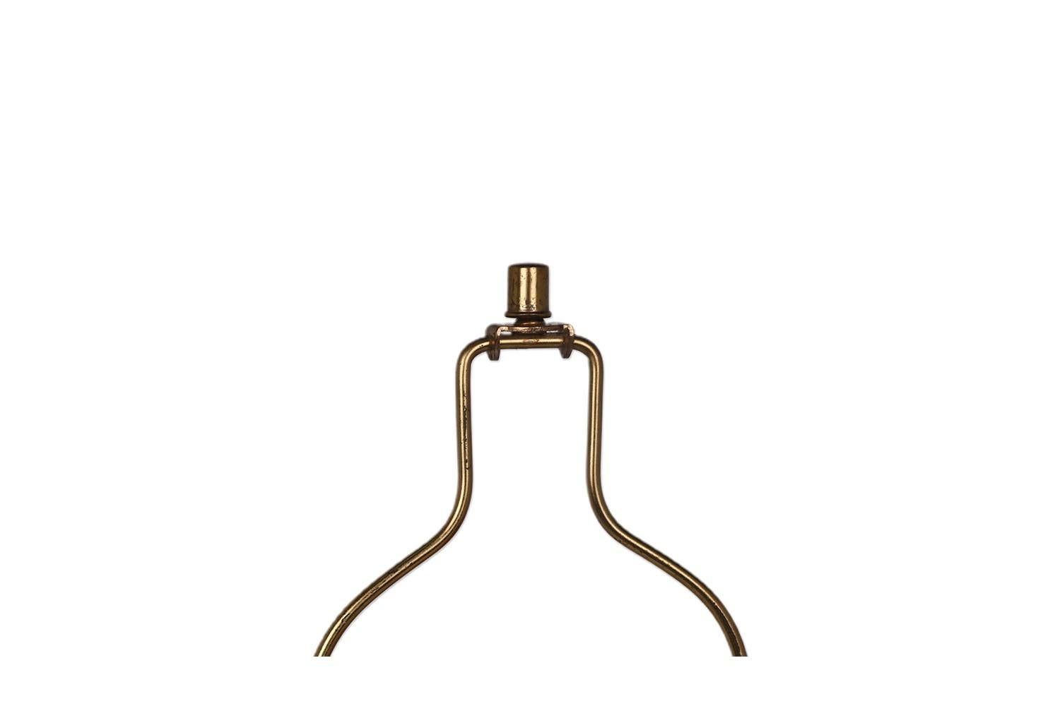 Ottone Lampada da tavolo in noce e ottone della metà del secolo scorso in vendita