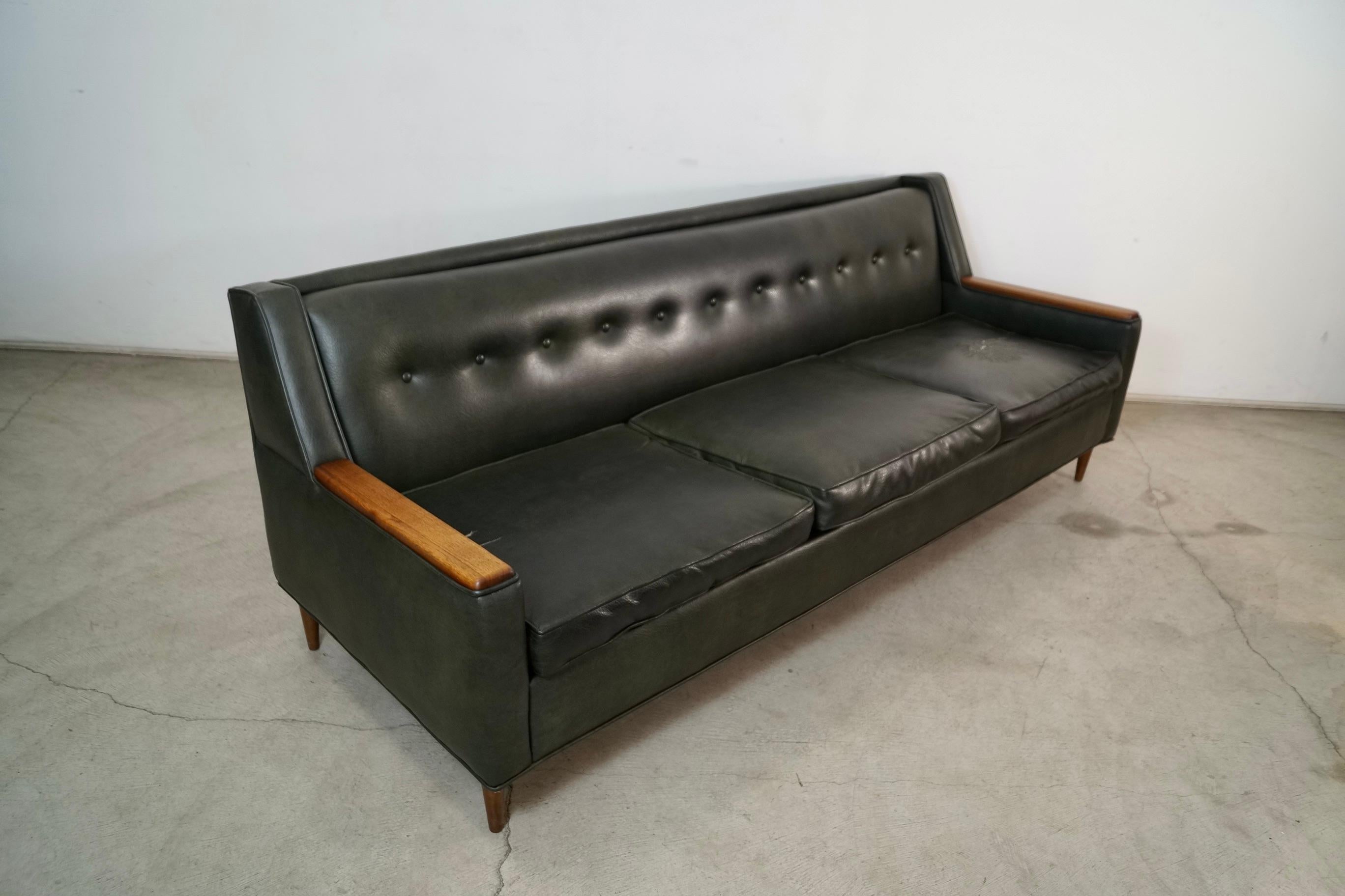 1960's Mid-Century Modern Walnut Arm Sofa im Angebot 3