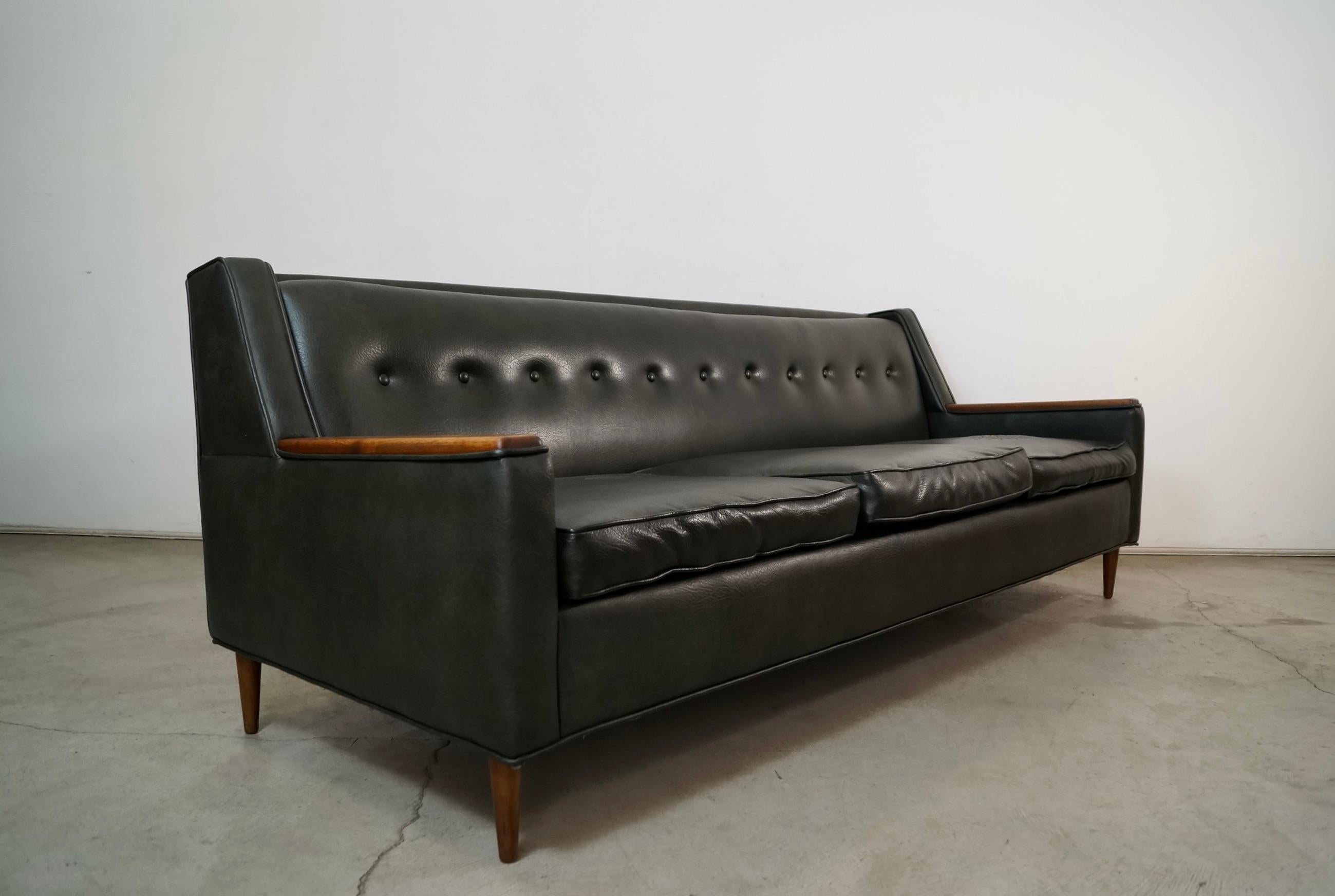 1960's Mid-Century Modern Walnut Arm Sofa im Angebot 4