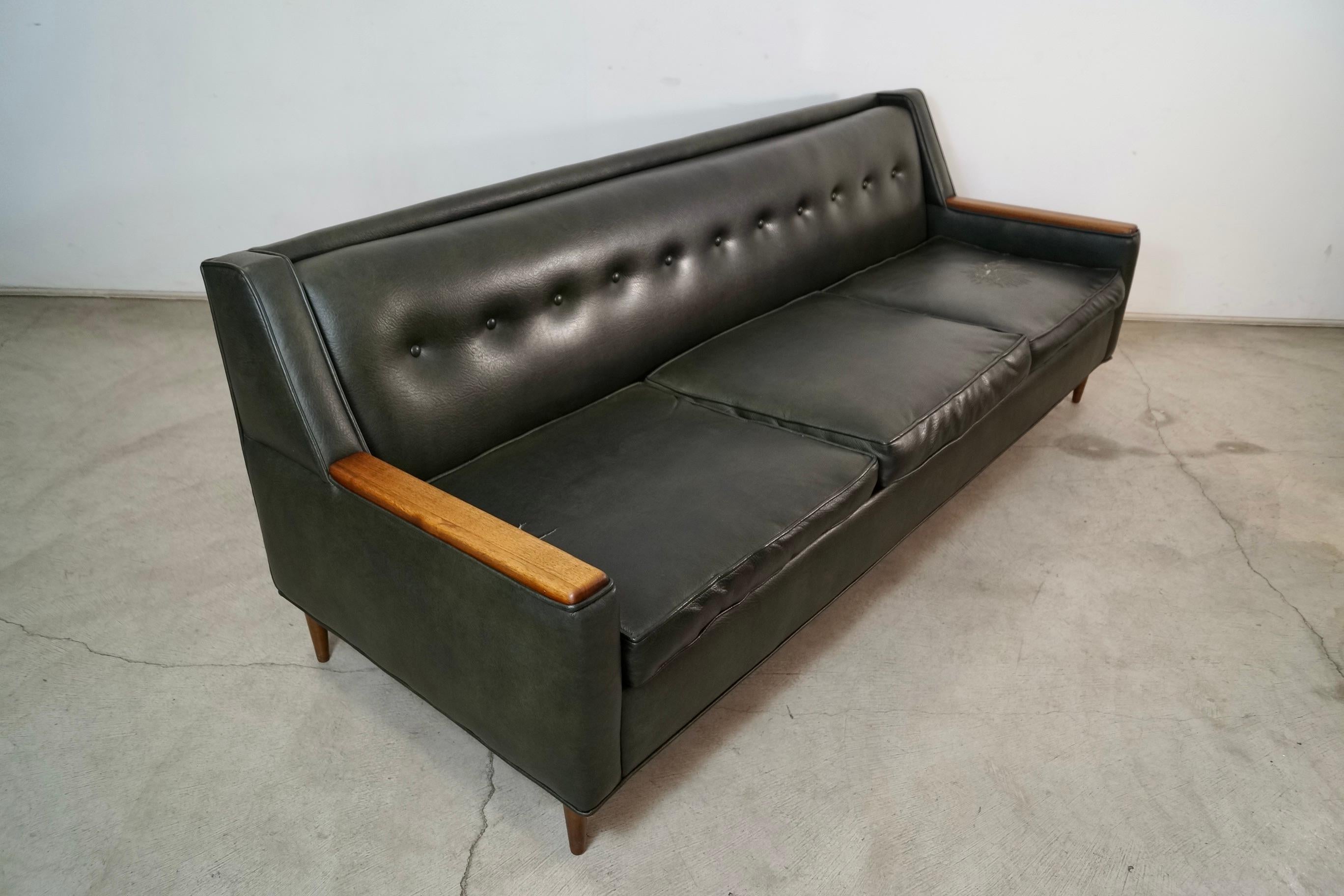 1960's Mid-Century Modern Walnut Arm Sofa im Angebot 5