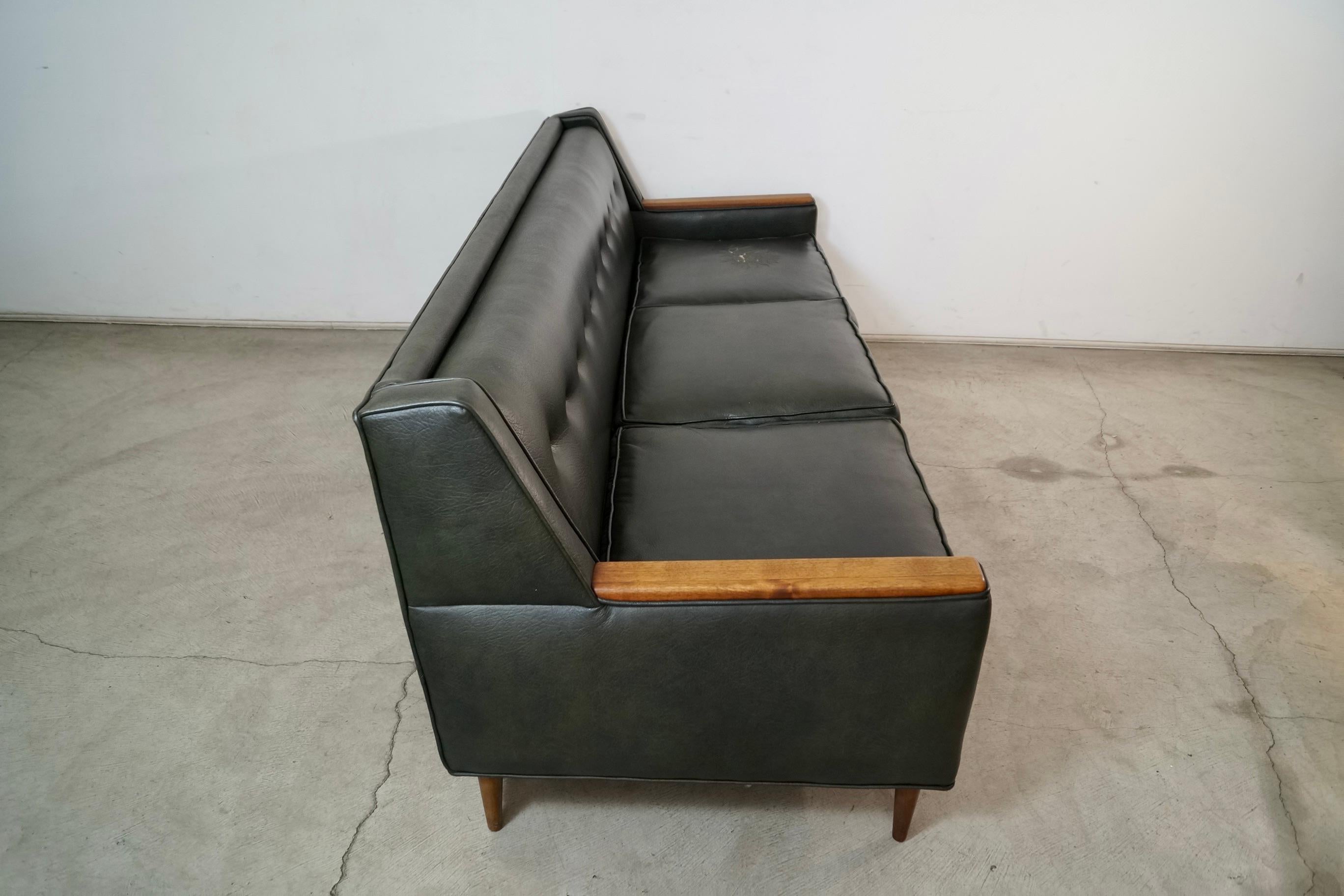 1960's Mid-Century Modern Walnut Arm Sofa im Angebot 6