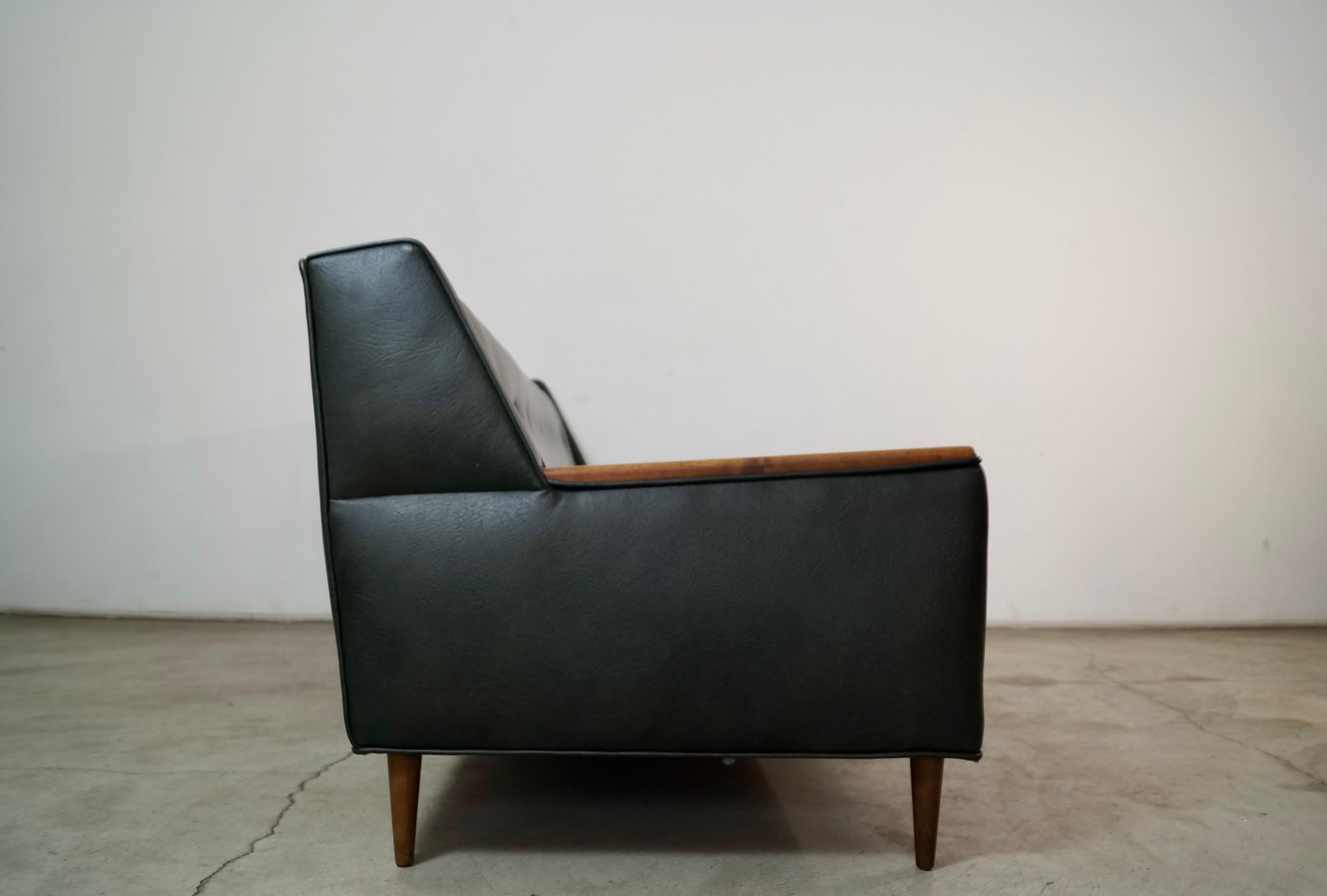1960's Mid-Century Modern Walnut Arm Sofa im Angebot 7